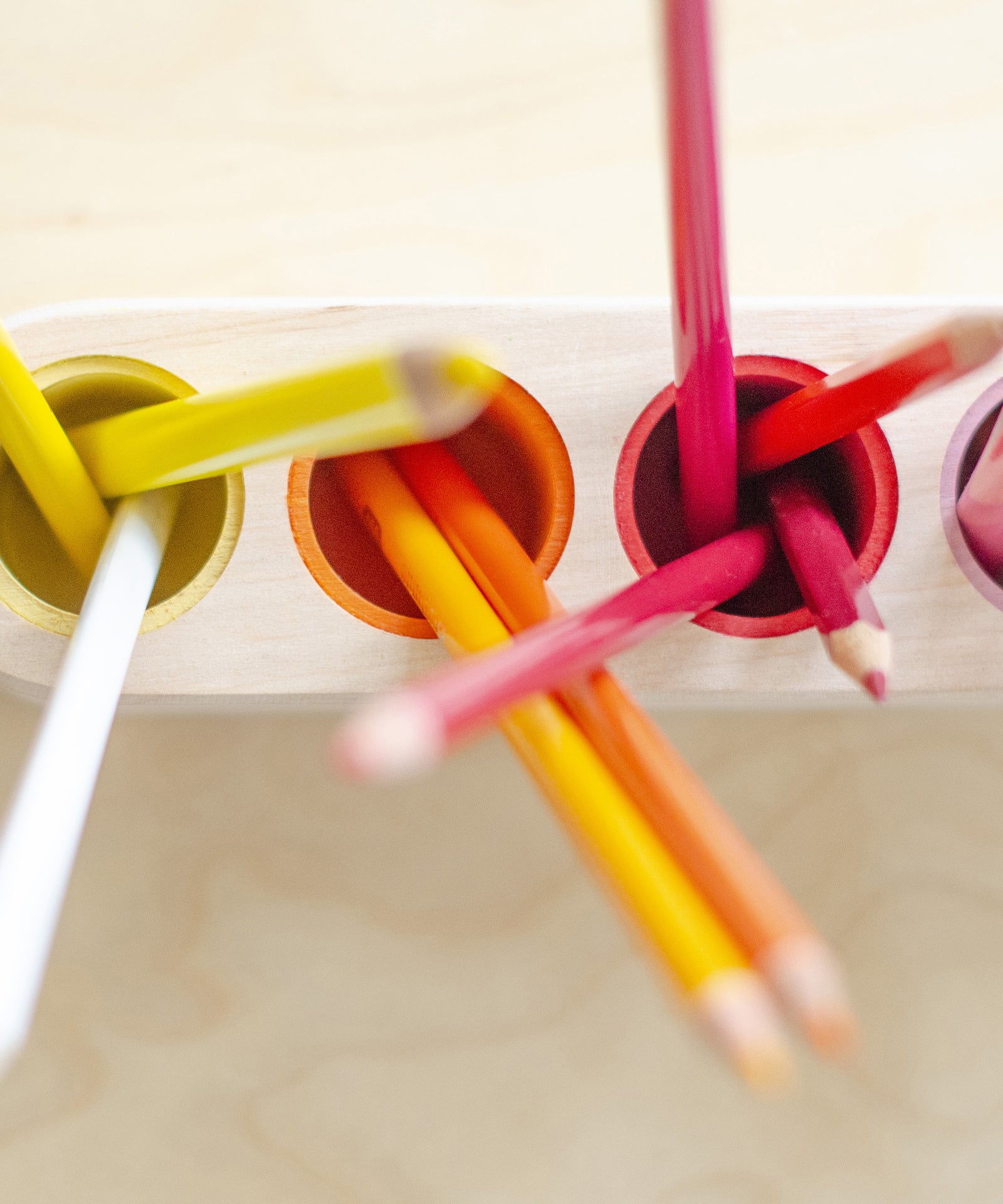 Hochwertig*Der Stiftehalter besteht aus nachhaltigem, naturbelassenem Massivholz. Die bunten Vertiefungen werden mit kinderfreundlichen Lacken eingefärbt.|Nahaufnahme der bunten Vertiefungen des Stiftehalters.