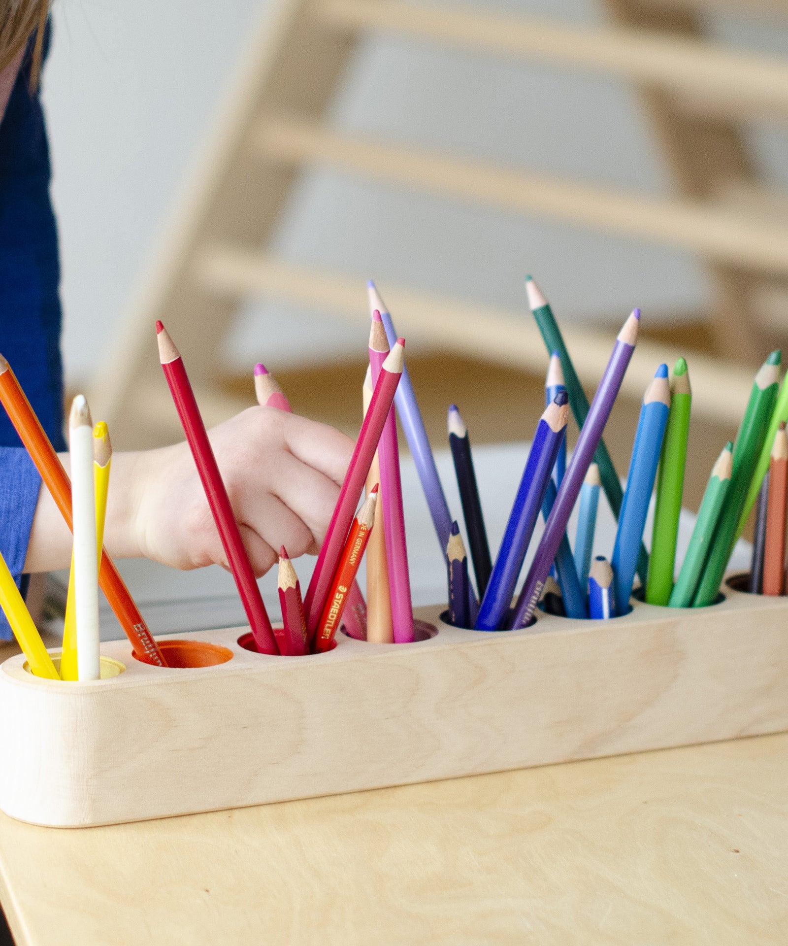 Nahaufnahme Stiftehalter aus naturbelassenem Holz.