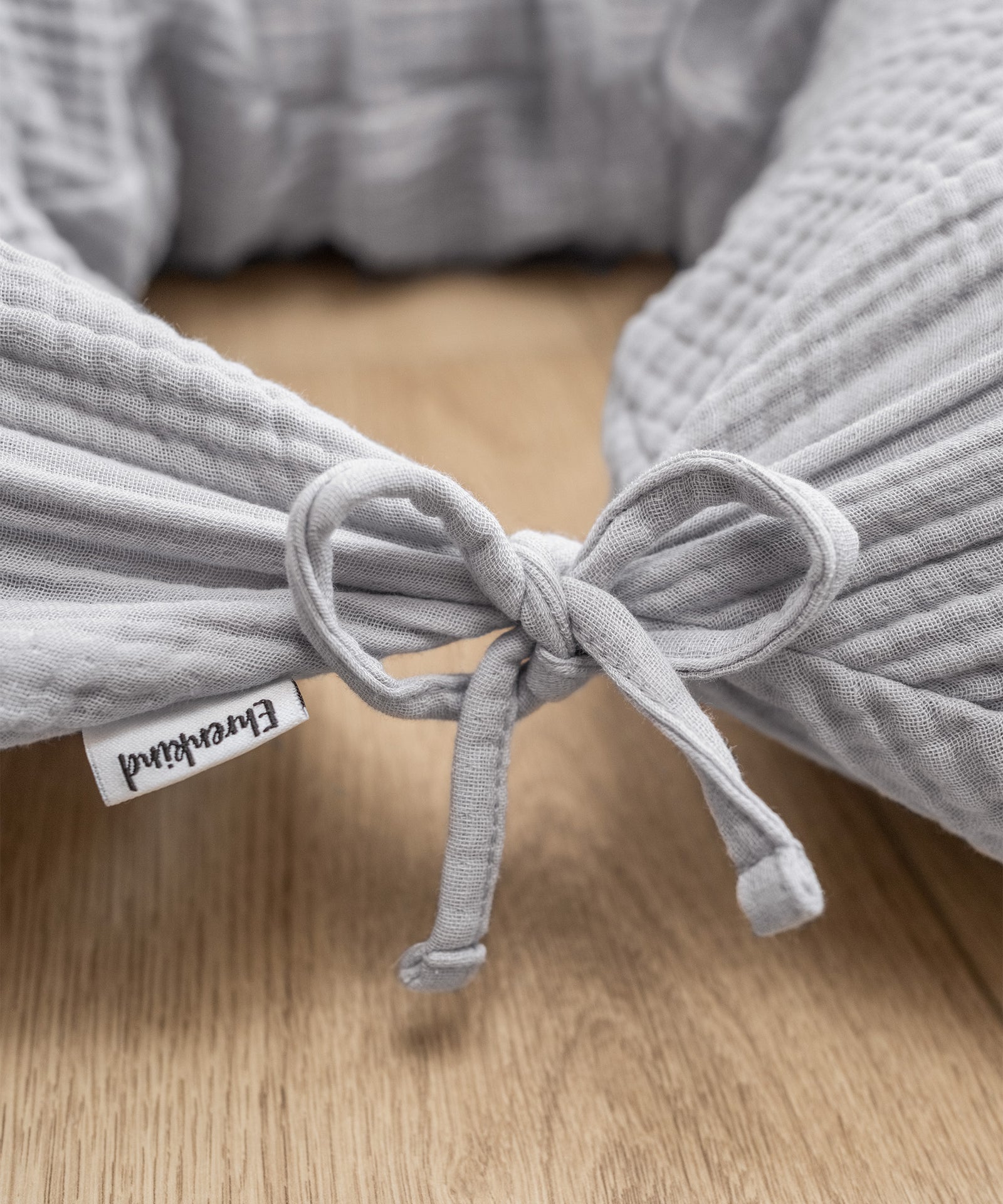 Bänder zum Zusammenbinden*Mit praktischen Bändern versehen, kann das Stillkissen jederzeit in die geeignete Form gebracht werden.|Bänder zum Zusammenbinden und Formen.