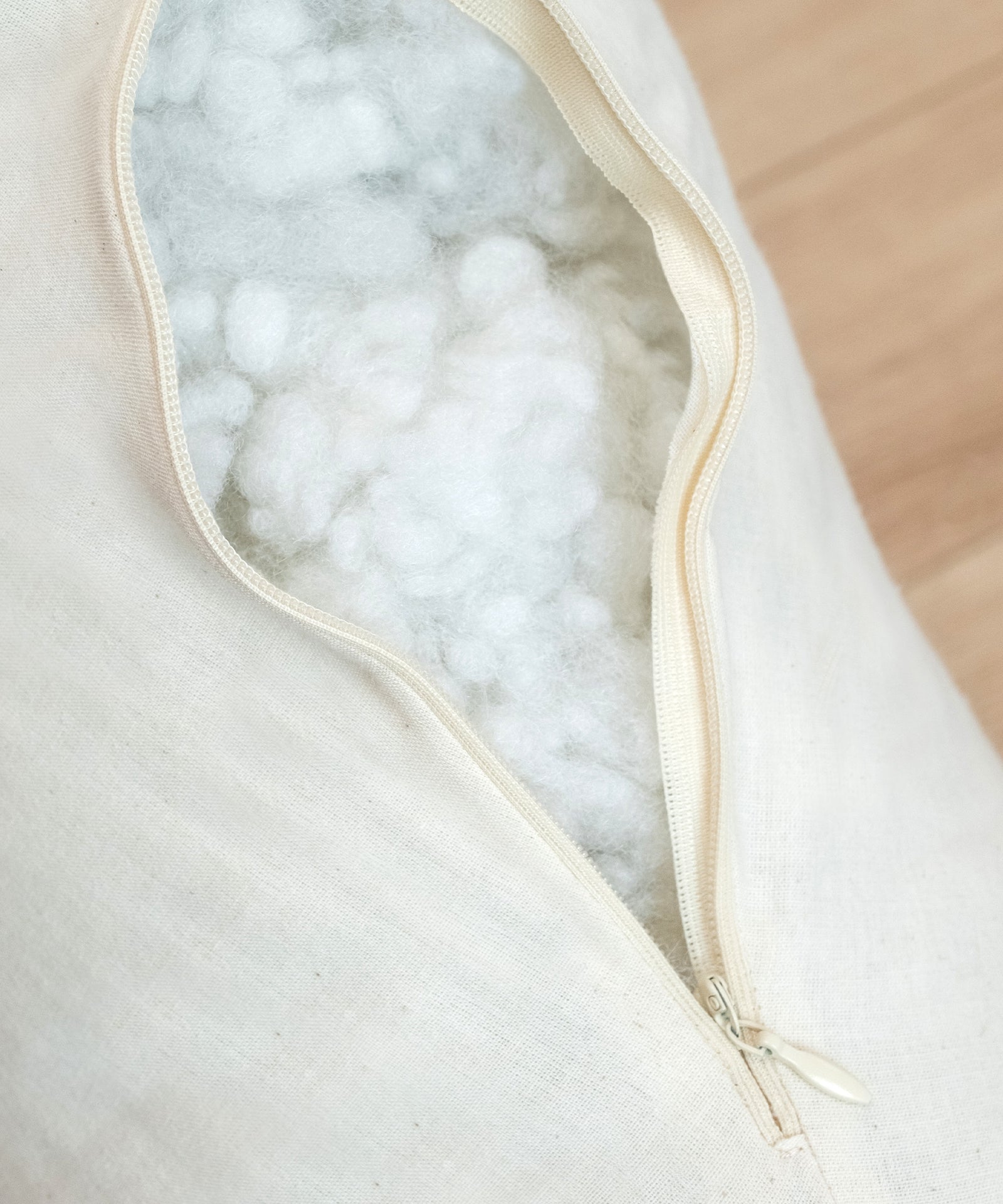 Individuell regulierbare Füllung*Das Innenkissen kann dank Reißverschluss durch Entnehmen und Hinzufügen der Füllung jederzeit individuell angepasst werden.|Innenkissen mit Reißverschluss zum Regulieren der Füllmenge.