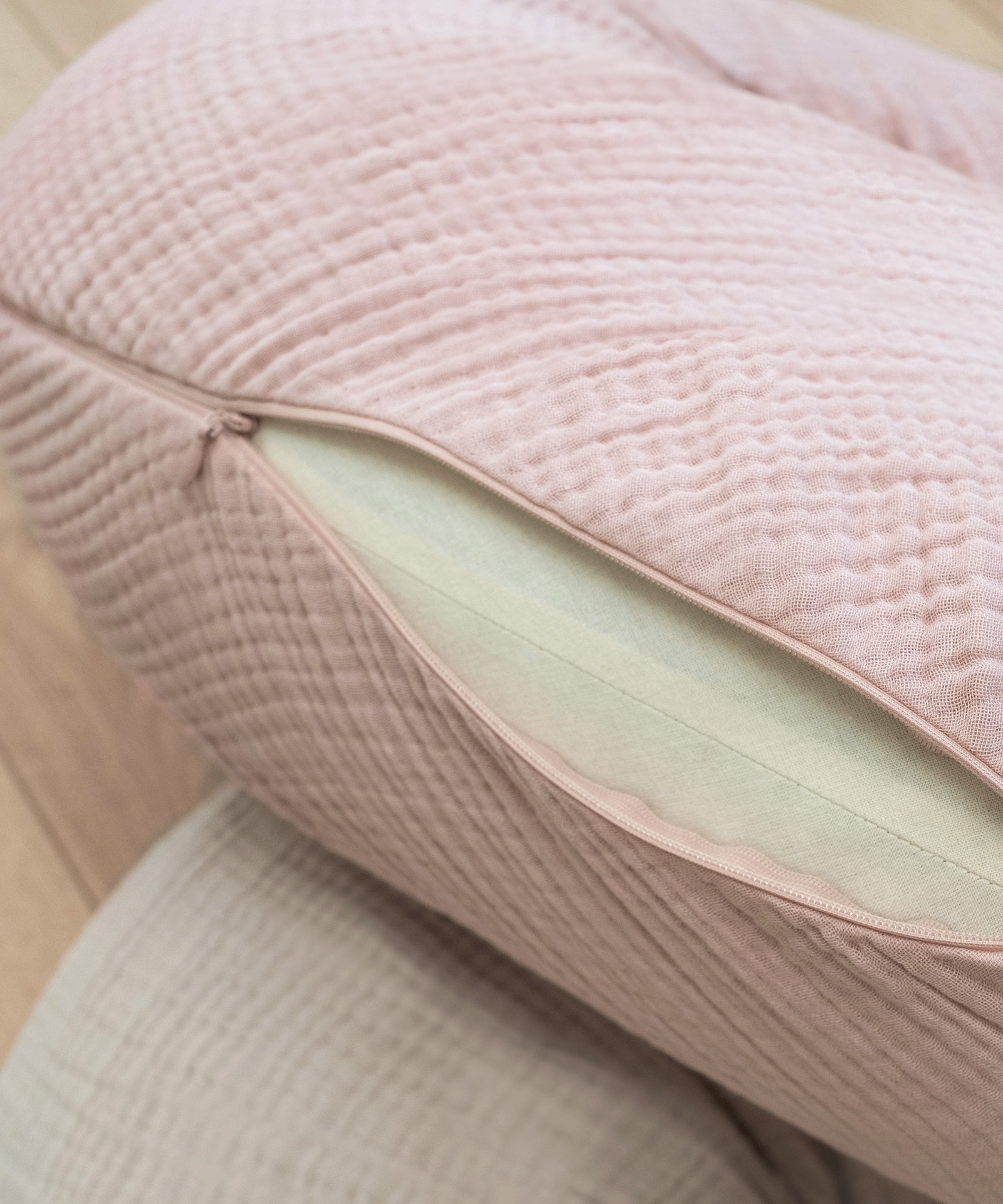 Praktischer Reißverschluss*Das Stillkissen hat sowohl am Außenbezug als auch am Innenbezug einen Reißverschluss für leichte Handhabung beim Waschen.| Reißverschluss für leichte Handhabung beim Waschen.