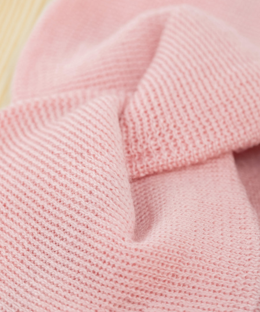 Nachhaltig hergestellt*Gefertigt in Deutschland aus reiner Merino-Schurwolle, mulesingfrei und langlebig – ein zeitloses Accessoire für Kinder.|Nahaufnahme Stirnband Rose.