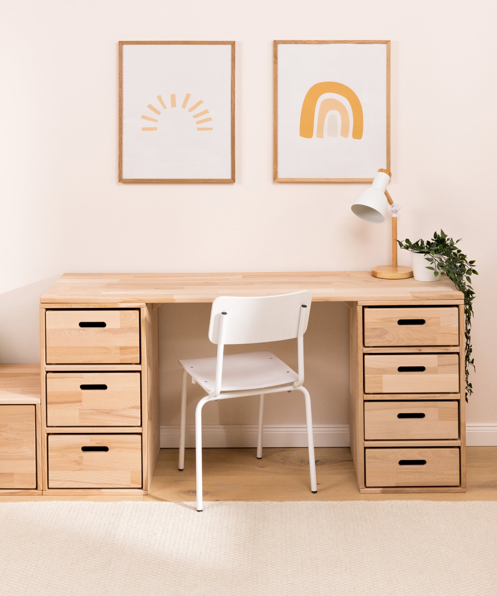 Tischplatte liegt auf zwei Aufbewahrungssystemen und wird zum Tisch.