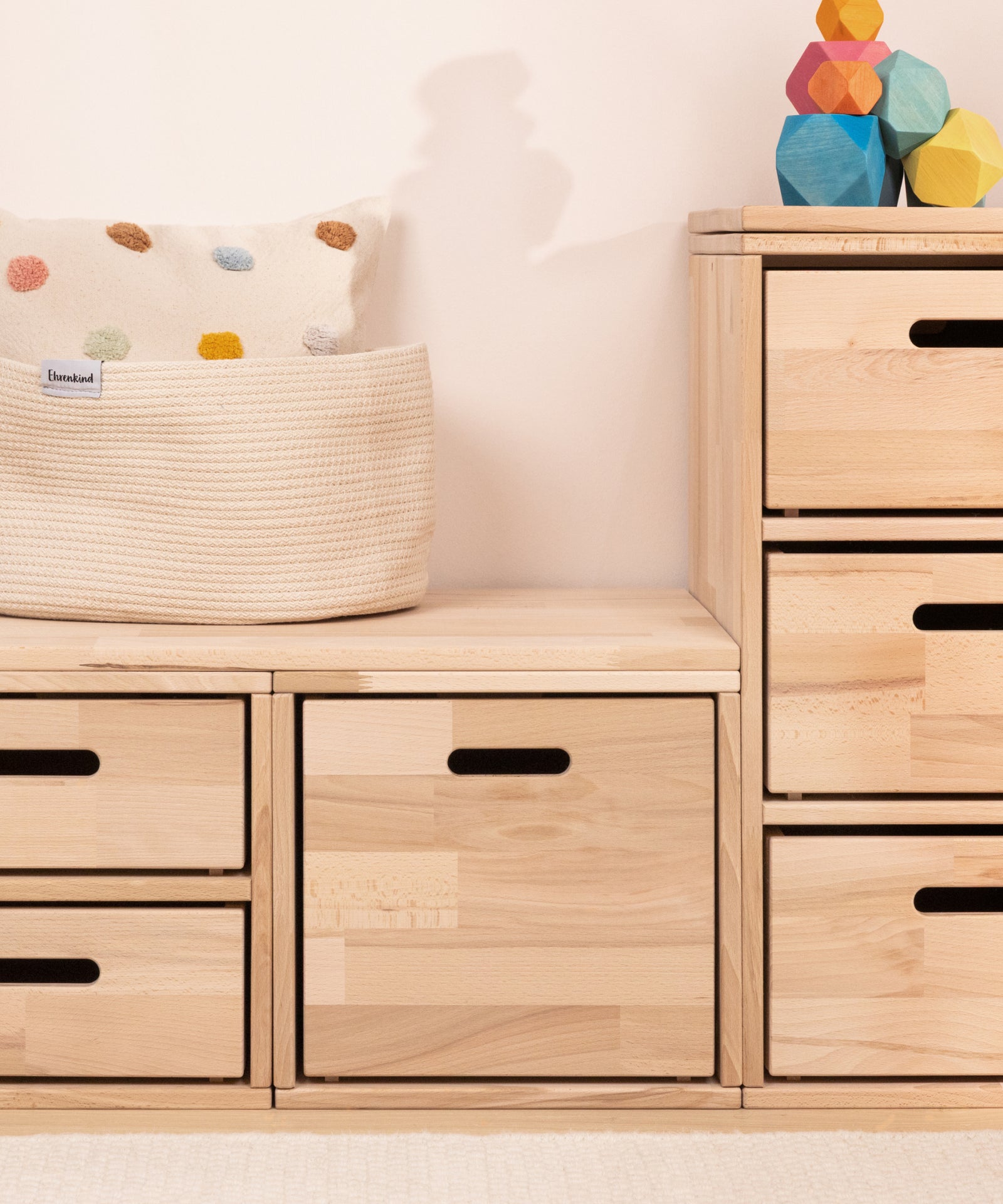 Tischplatte aus Buche Natur für das modulare Aufbewahrungssystem im Kinderzimmer