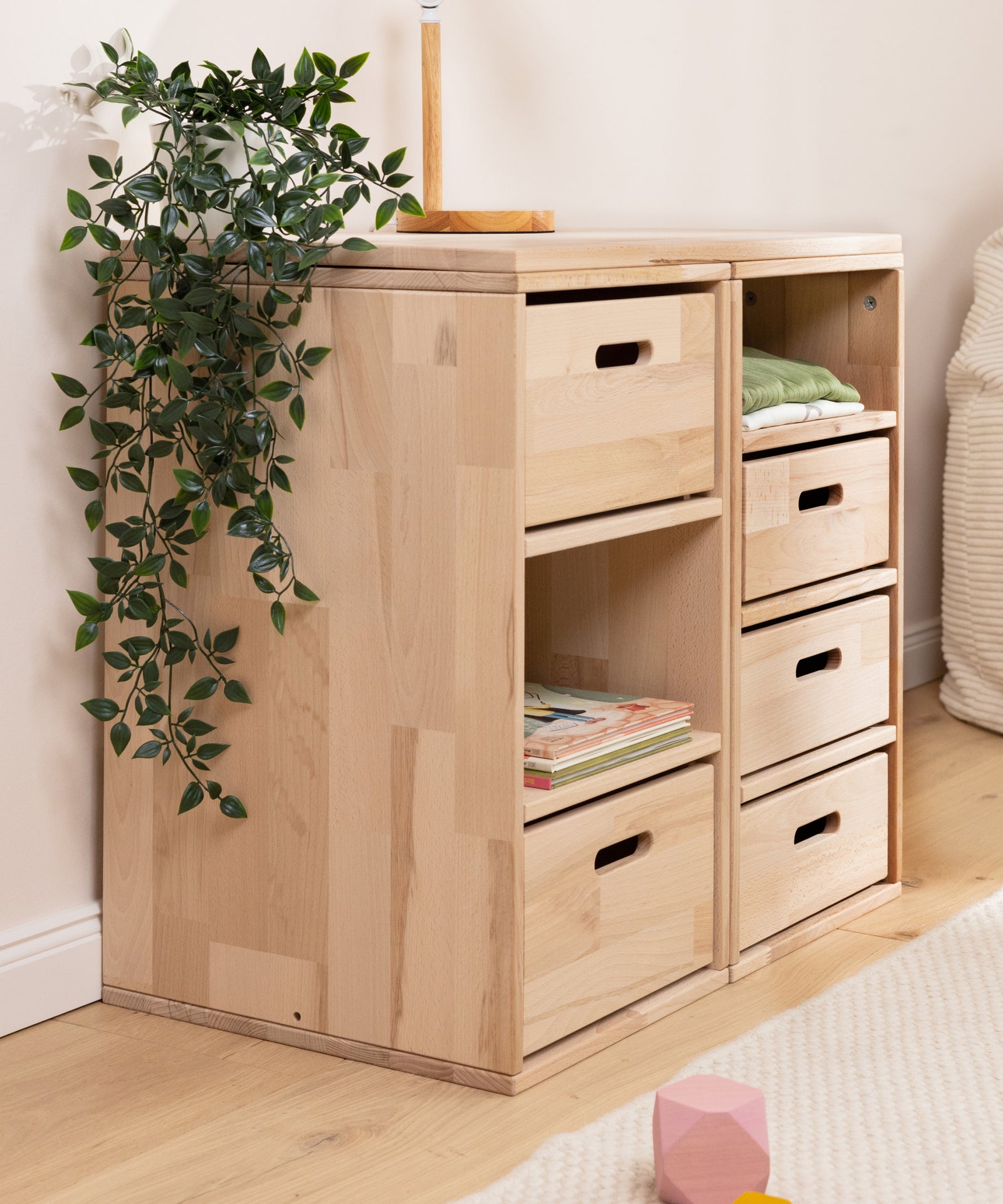 Stabile Tischplatte aus Buche montiert auf dem modularen Aufbewahrungssystem