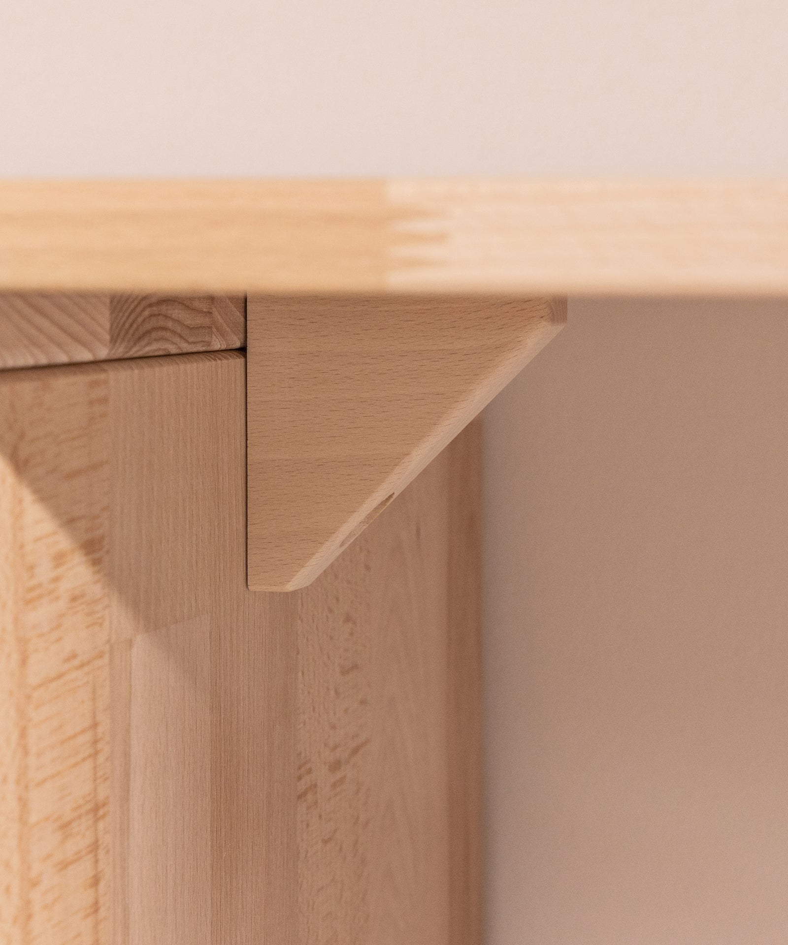 Verstärkte Konstruktion*Verstärkungswinkel erhöhen die Stabilität der Tischplatte und sorgen für sicheren Halt bei Spiel, Basteln oder Sitzen.| Verstärkungswinkel unter der Tischplatte sorgen für zusätzliche Stabilität