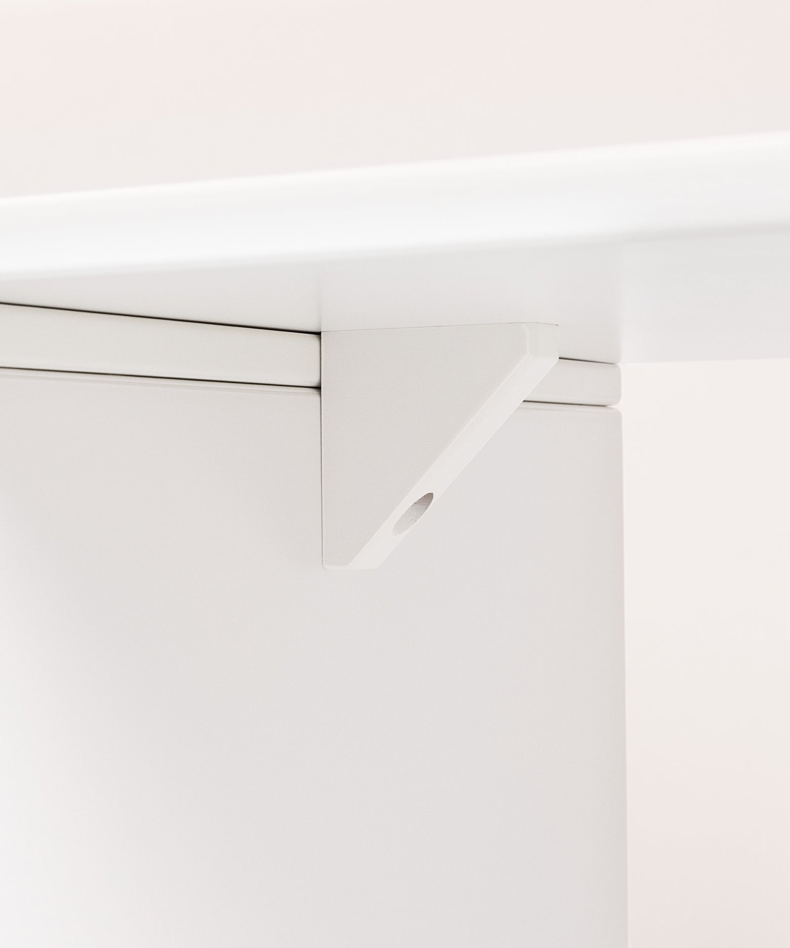 Verstärkte Konstruktion*Verstärkungswinkel erhöhen die Stabilität der Tischplatte und sorgen für sicheren Halt bei Spiel, Basteln oder Sitzen.| Verstärkungswinkel unter der Tischplatte sorgen für zusätzliche Stabilität