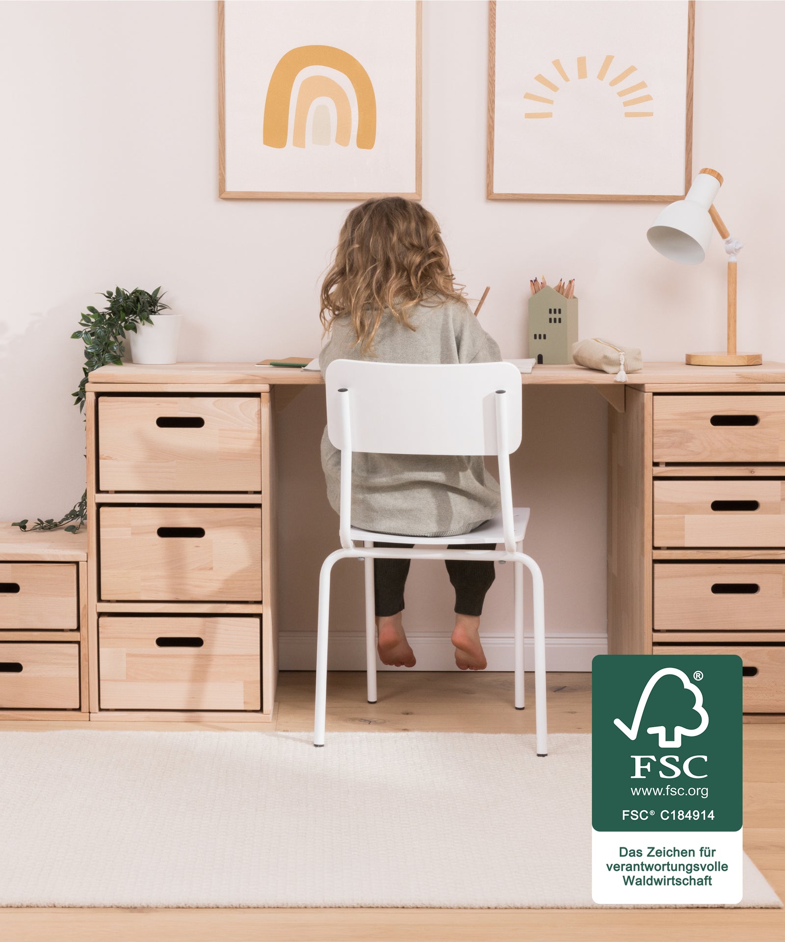 Multifunktionale Erweiterung*Mit der Tischplatte wird aus dem modularen Regalsystem im Handumdrehen ein Spieltisch, Maltisch oder ein Kinderschreibtisch.|Tischplatte verwandelt das modulare Regalsystem in einen Spiel- oder Maltisch