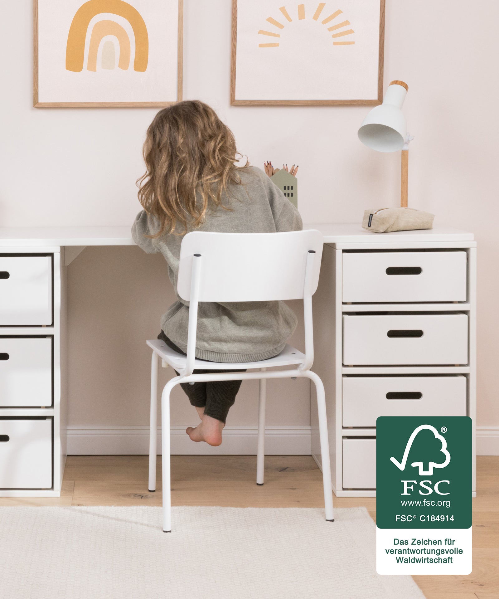 Multifunktionale Erweiterung*Mit der Tischplatte wird aus dem modularen Regalsystem im Handumdrehen ein Spieltisch, Maltisch oder ein Kinderschreibtisch.|Tischplatte verwandelt das modulare Regalsystem in einen Spiel- oder Maltisch