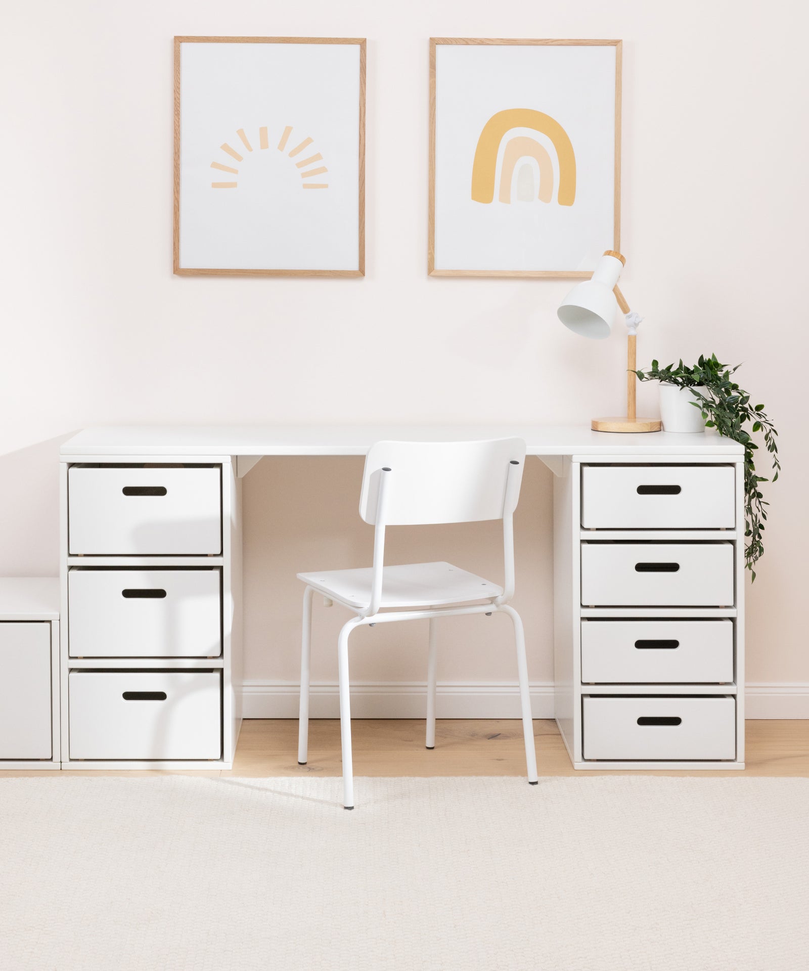 Flexible Tischgröße*Mehrere Module lassen sich mit den Tischplatten kombinieren, um individuelle Tischflächen zu schaffen.| Tischplatte in Weiß verwandelt das Regalsystem in einen Kinderschreibtisch