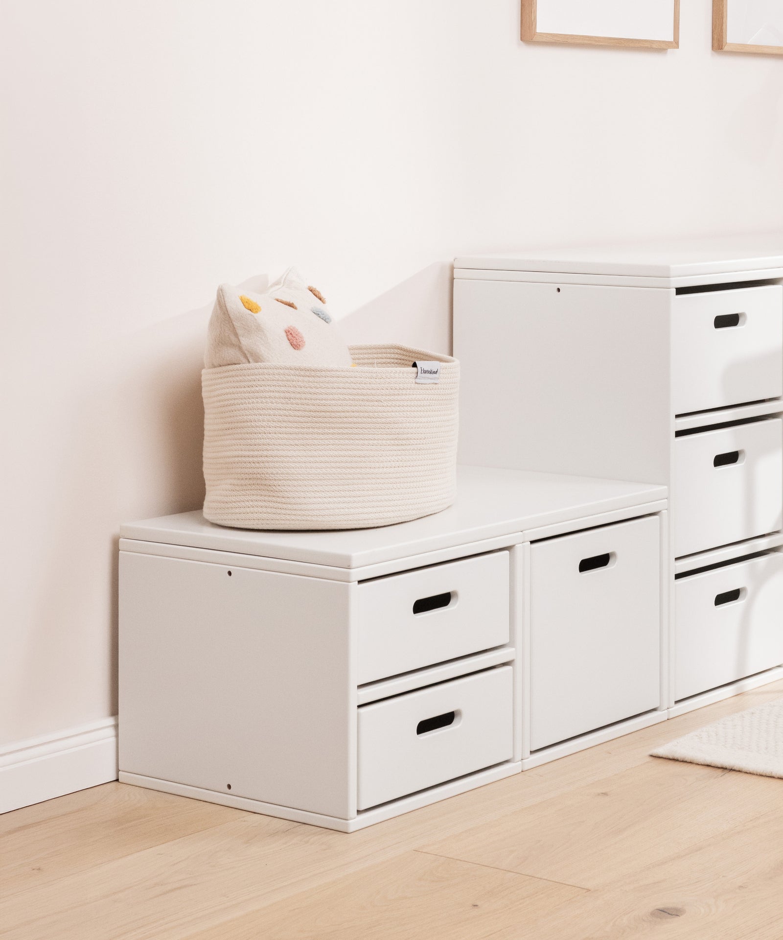 Stabile Tischplatte in Weiß montiert auf dem modularen Regalsystem