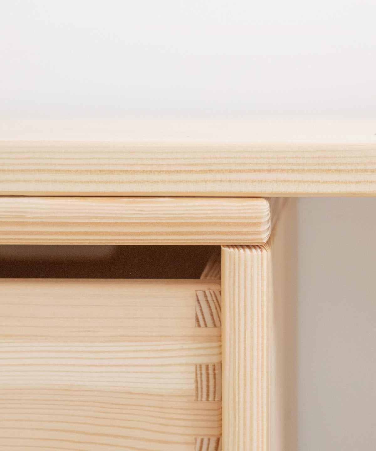 Tischplatte Holz Aufbewahrungssystem Detail.