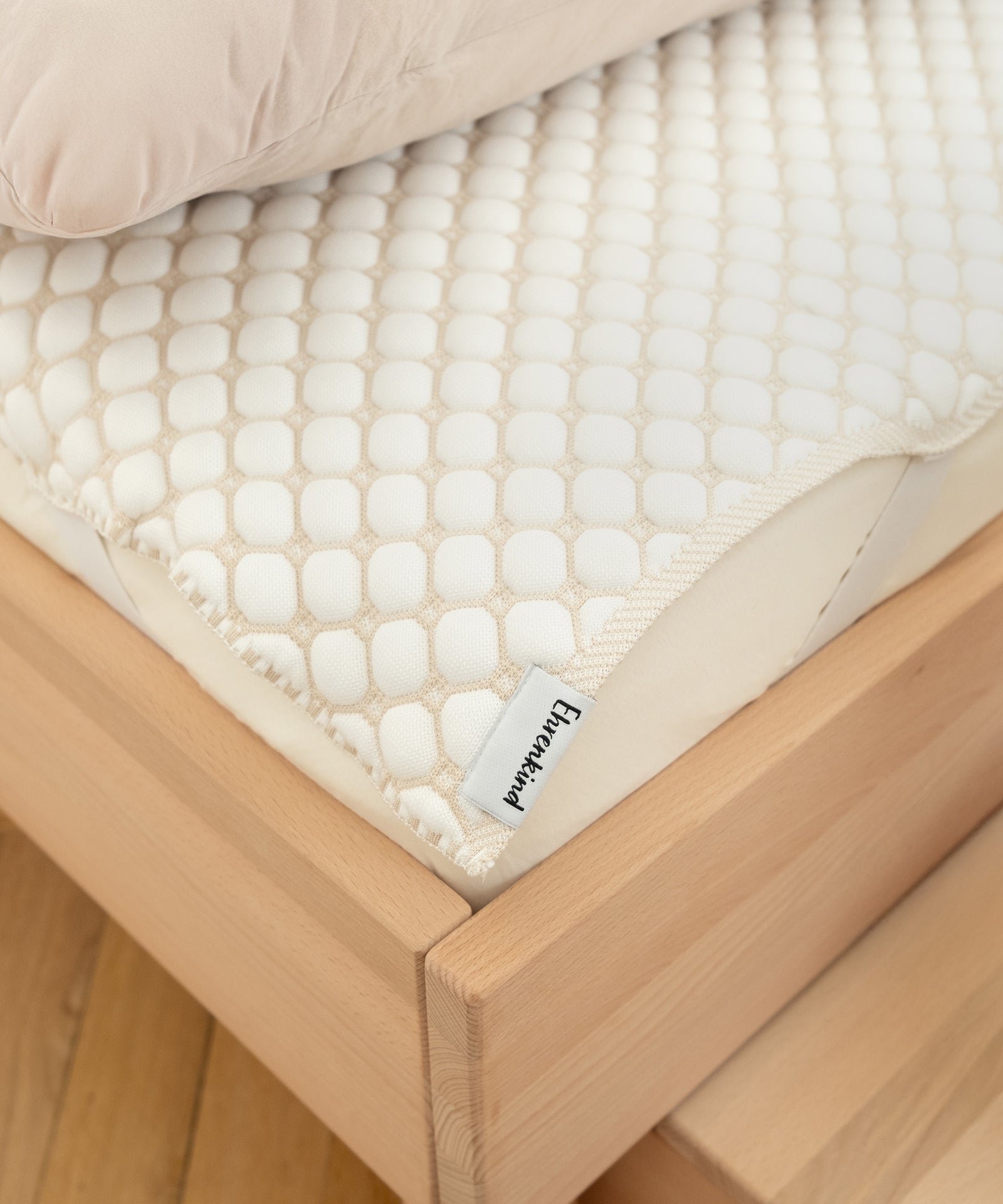 Einfache Handhabung & Pflege*Mit Eckgummis bleibt die Auflage fixiert. Waschmaschinen-und trocknergeeignet für eine einfache Reinigung.|Befestigung der kühlenden Matratzenauflage mit Eckgummis.