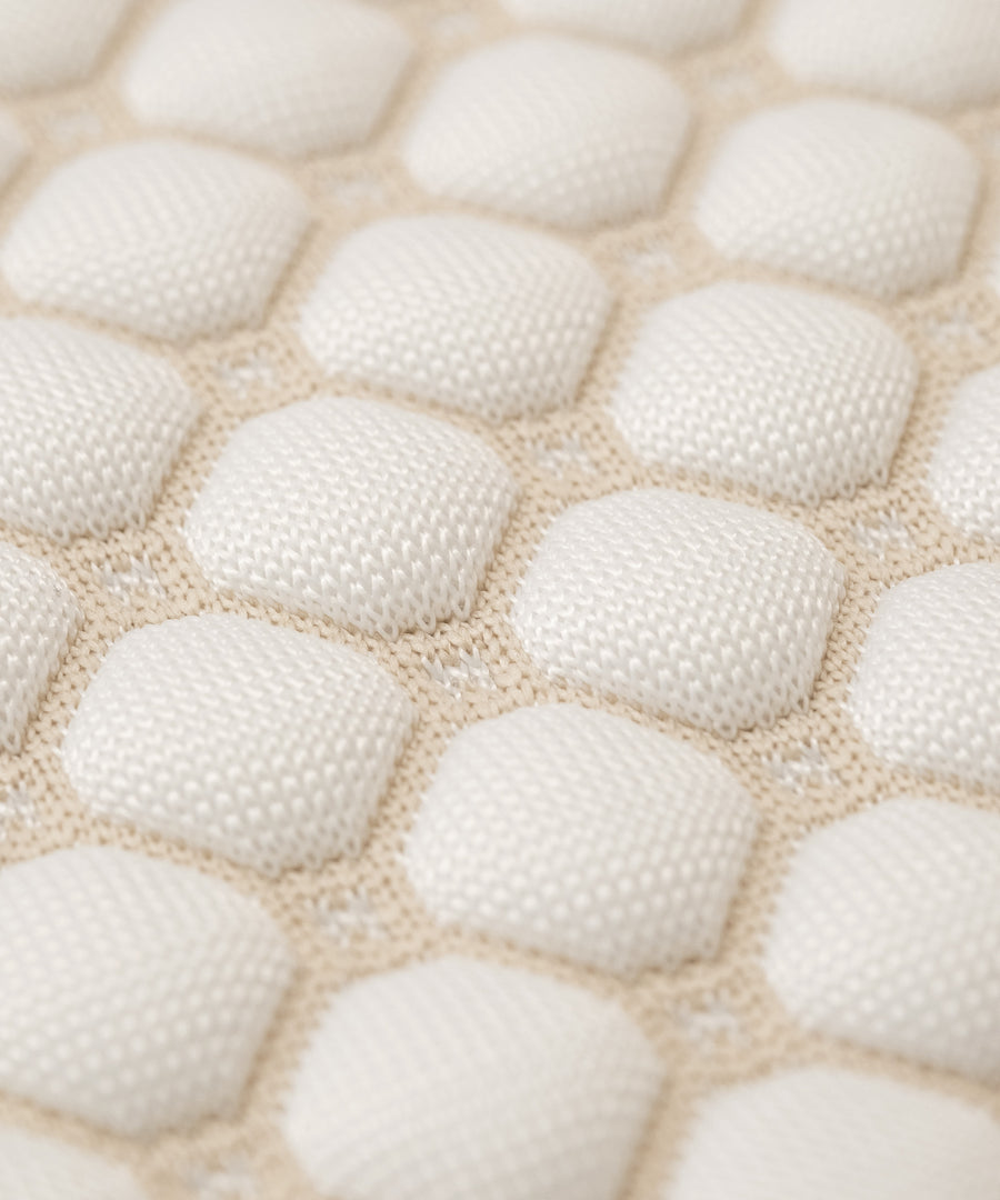 Detailaufnahme von kühlender Matratzenauflage mit 3D Noppenstruktur.