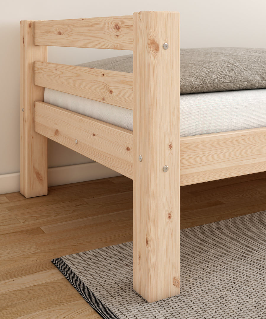 Einzelbett Vento aus massivem, naturbelassenem Kiefernholz.