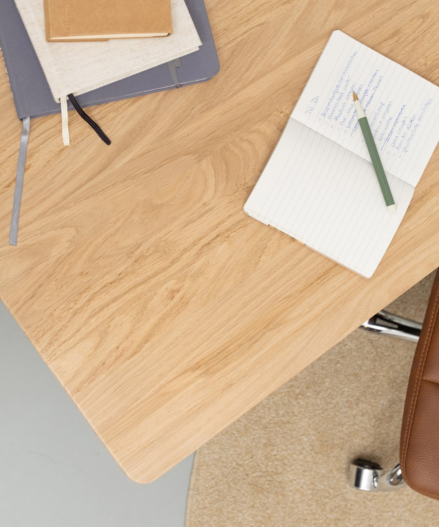 Tischplatte transparent lackiert*Die Vollholzplatte verleiht dem Tisch Natürlichkeit, während die transparente Lackierung das Holz langfristig schützt.|Transparente Lackierung erhält die natürliche Holzstruktur.