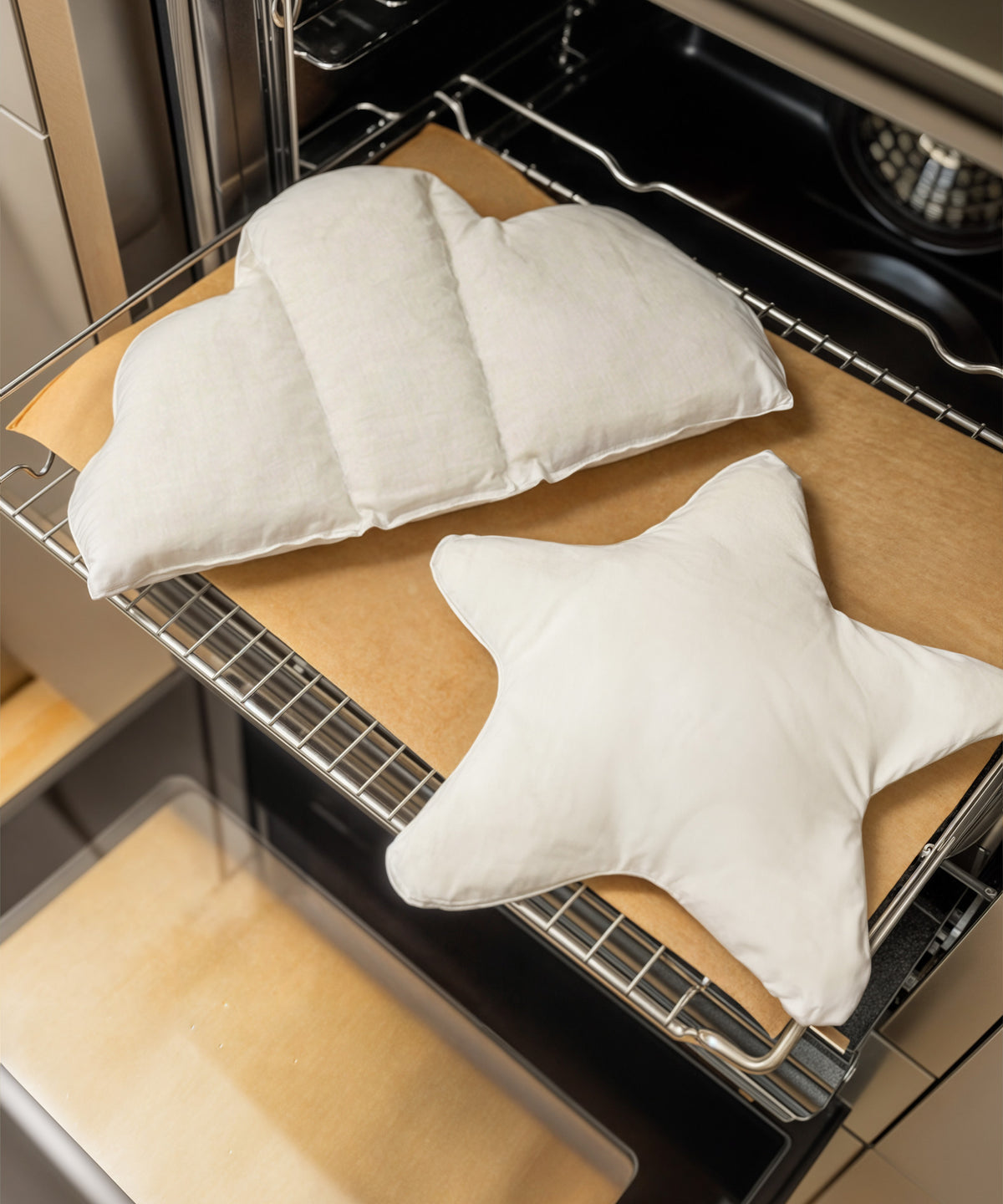 Wärmekissen Wolke und Stern liegen auf einem Gitter um im Ofen erwärmt zu werden.