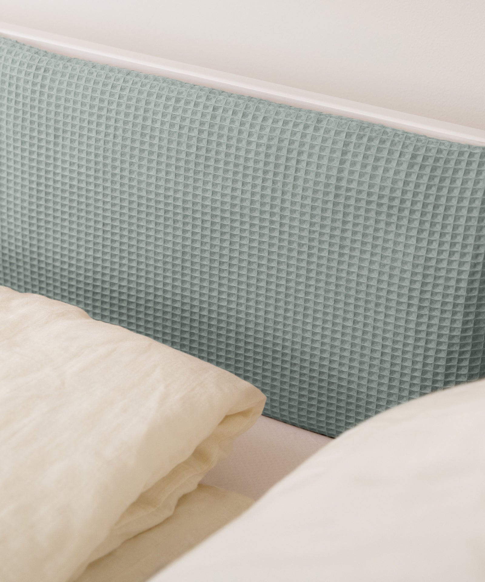 Strukturierter Waffelpiqué*Der Oberstoff aus 100 % hochwertiger Bio-Baumwolle ist atmungsaktiv und besonders sanft zur Haut.| Atmungsaktive Bettumrandung aus Waffelpiqué und Bio-Baumwolle.