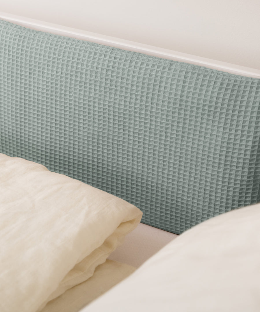 Strukturierter Waffelpiqué*Der Oberstoff aus 100 % hochwertiger Bio-Baumwolle ist atmungsaktiv und besonders sanft zur Haut.| Atmungsaktive Bettumrandung aus Waffelpiqué und Bio-Baumwolle.