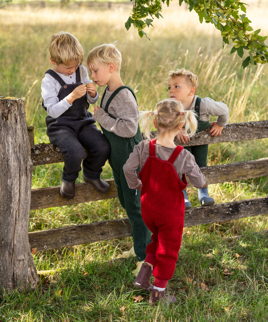 Kinder tragen die Walk-Latzhose in den verschiedenen Farben.