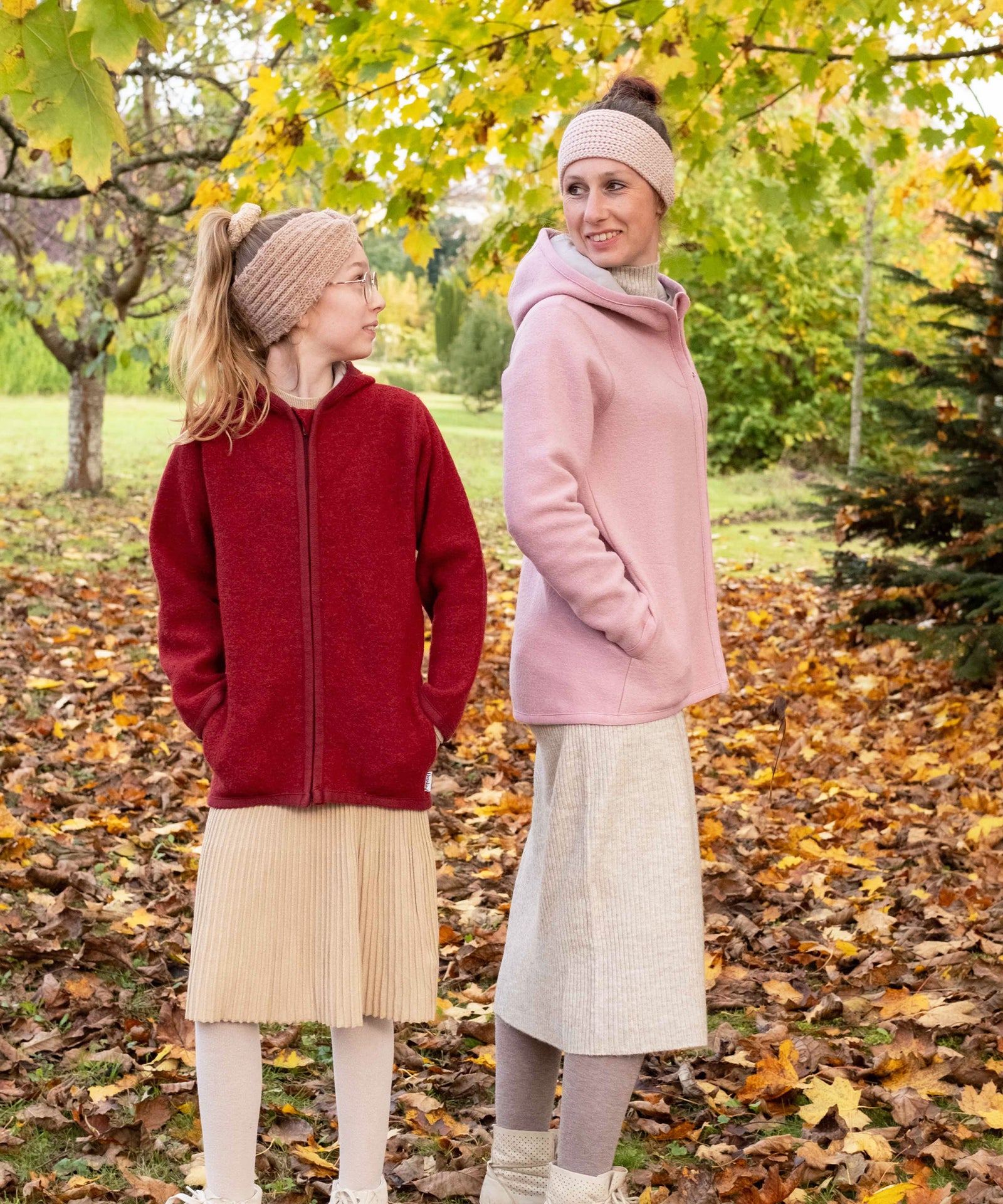 Mutter und Tochter mit Walkjacken aus Merino in Rot und Altrosa