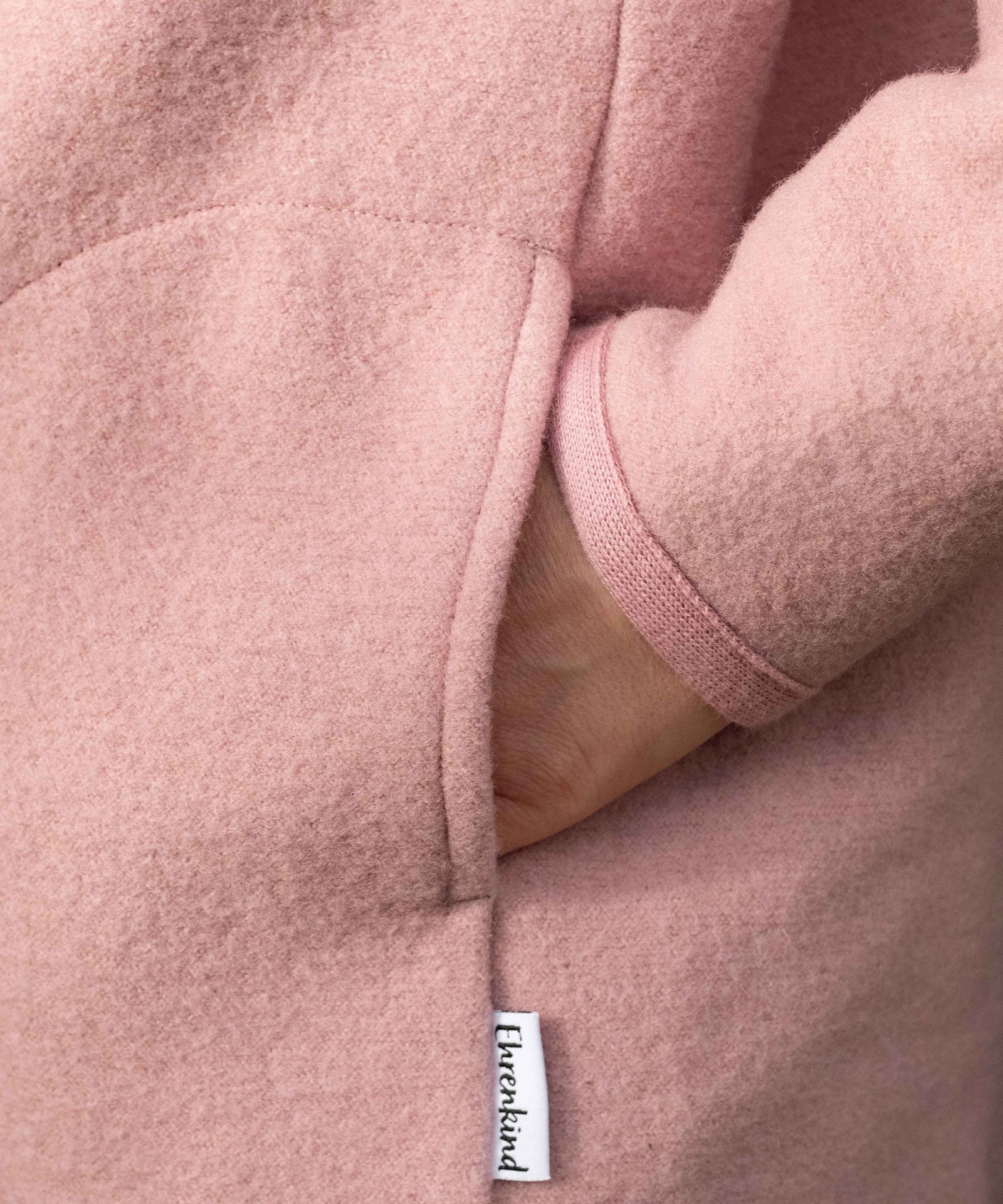 Praktische Taschen*Die Jacke im lässigen Schnitt ist mit seitlichen Taschen ausgestattet - für warme Hände oder die Schätze deiner Kinder.|Nahaufnahme Seitentaschen Walkjacke Damen Altrosa.