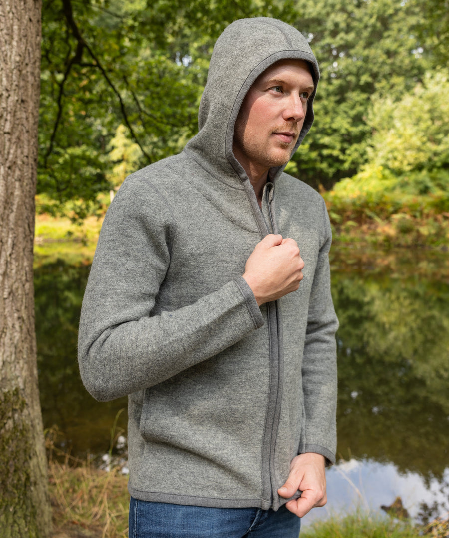 Mann trägt die Walkjacke in Grau.
