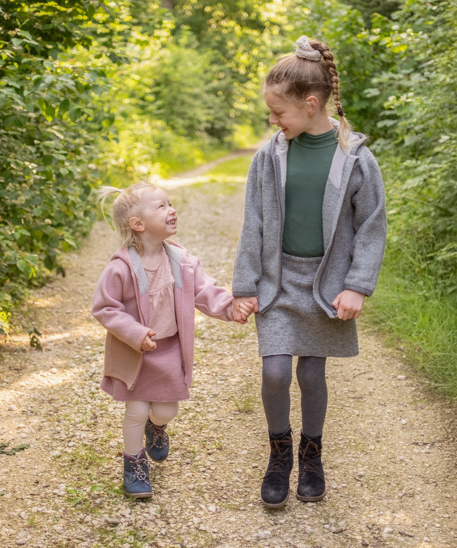 Natürlich temperaturausgleichend*Wollwalk wirkt regulierend und atmungsaktiv - auch bei Kälte und Nässe. Für angenehmes Körperklima bei jedem Wetter.|Kinder tragen den Walkrock.