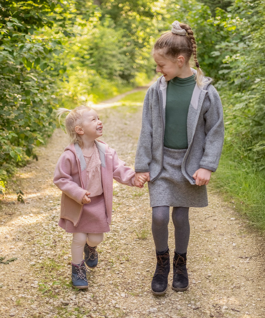 Natürlich temperaturausgleichend*Wollwalk wirkt regulierend und atmungsaktiv - auch bei Kälte und Nässe. Für angenehmes Körperklima bei jedem Wetter.|Kinder tragen den Walkrock.