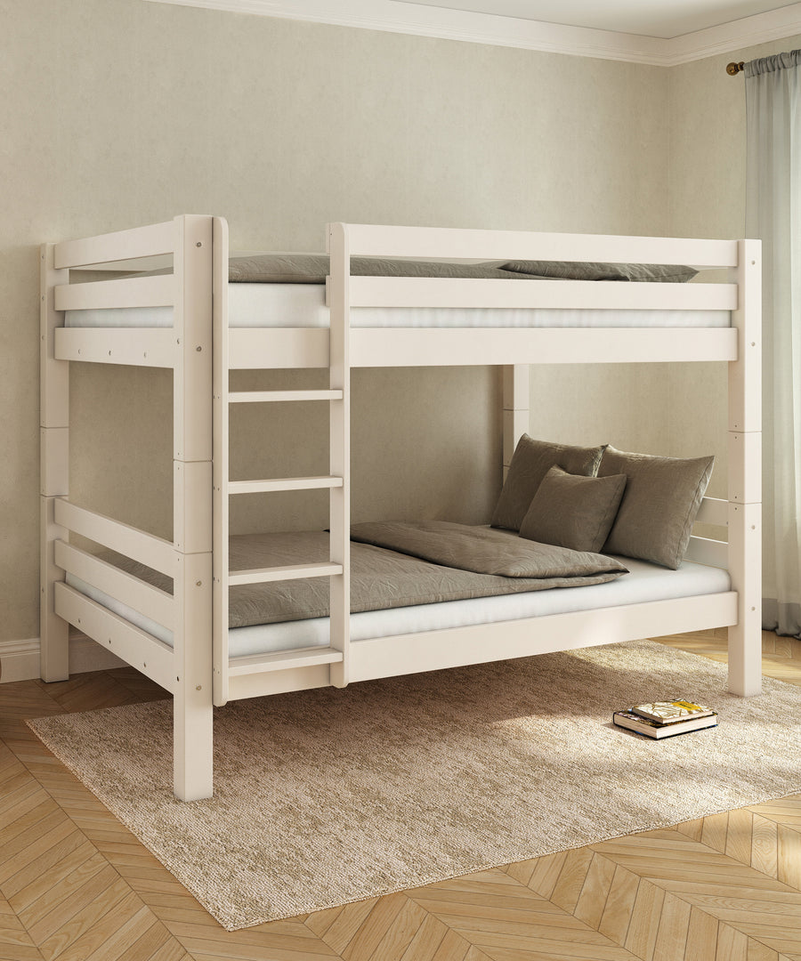 Weißes Etagenbett mit zwei Schlafplätzen übereinander schafft mehr Platz zum Spielen und Bewegen im Kinderzimmer.