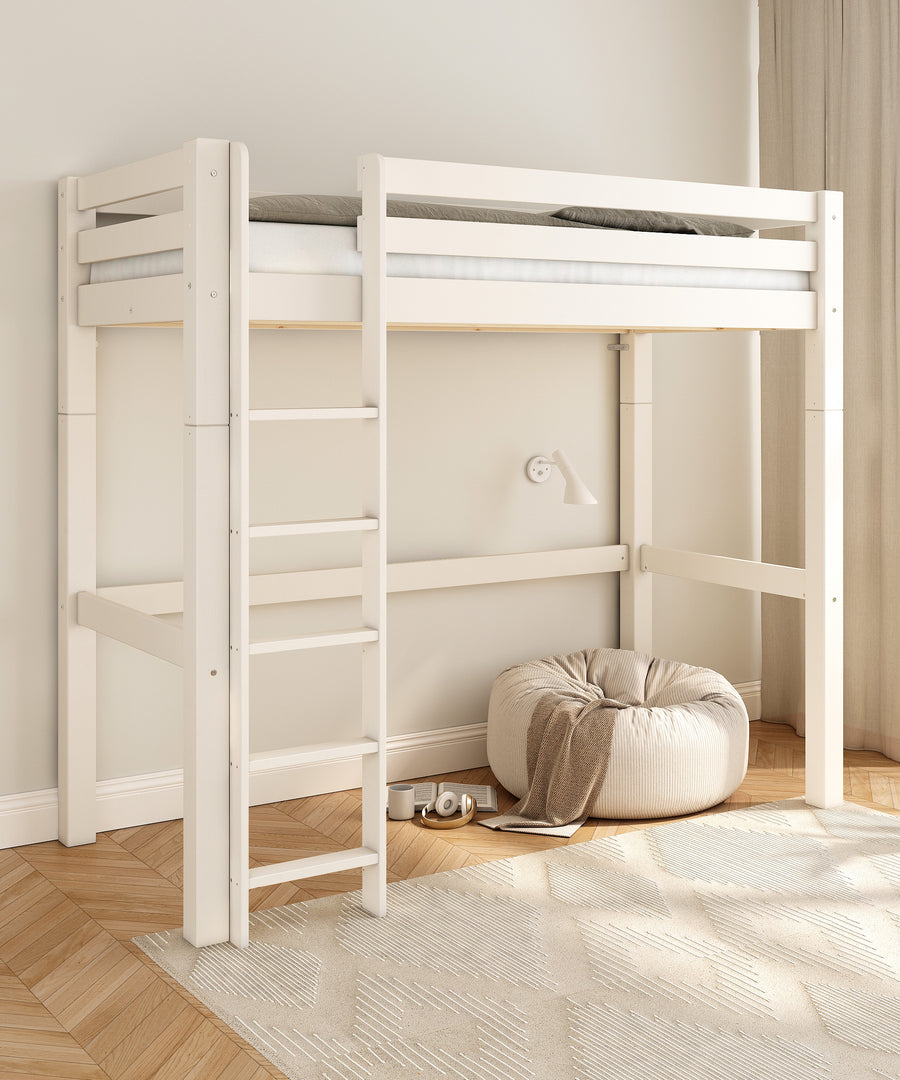 Weißes Hochbett Vento mit erhöhtem Schlafplatz und zusätzlicher Freifläche im Kinderzimmer.