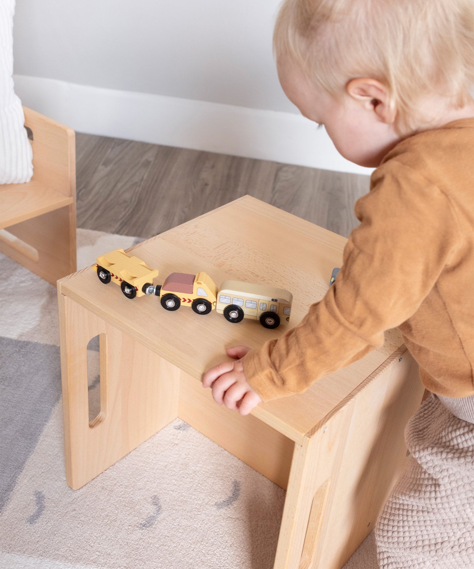 Kinderleicht & vielseitig*Aus Bank mach Tisch: Die praktischen Griffe ermöglichen es dir und deinem Kind, die Möbel ganz einfach zu greifen und zu wenden.| Wendebank mit integrierten Griffen lässt sich leicht greifen und wenden.