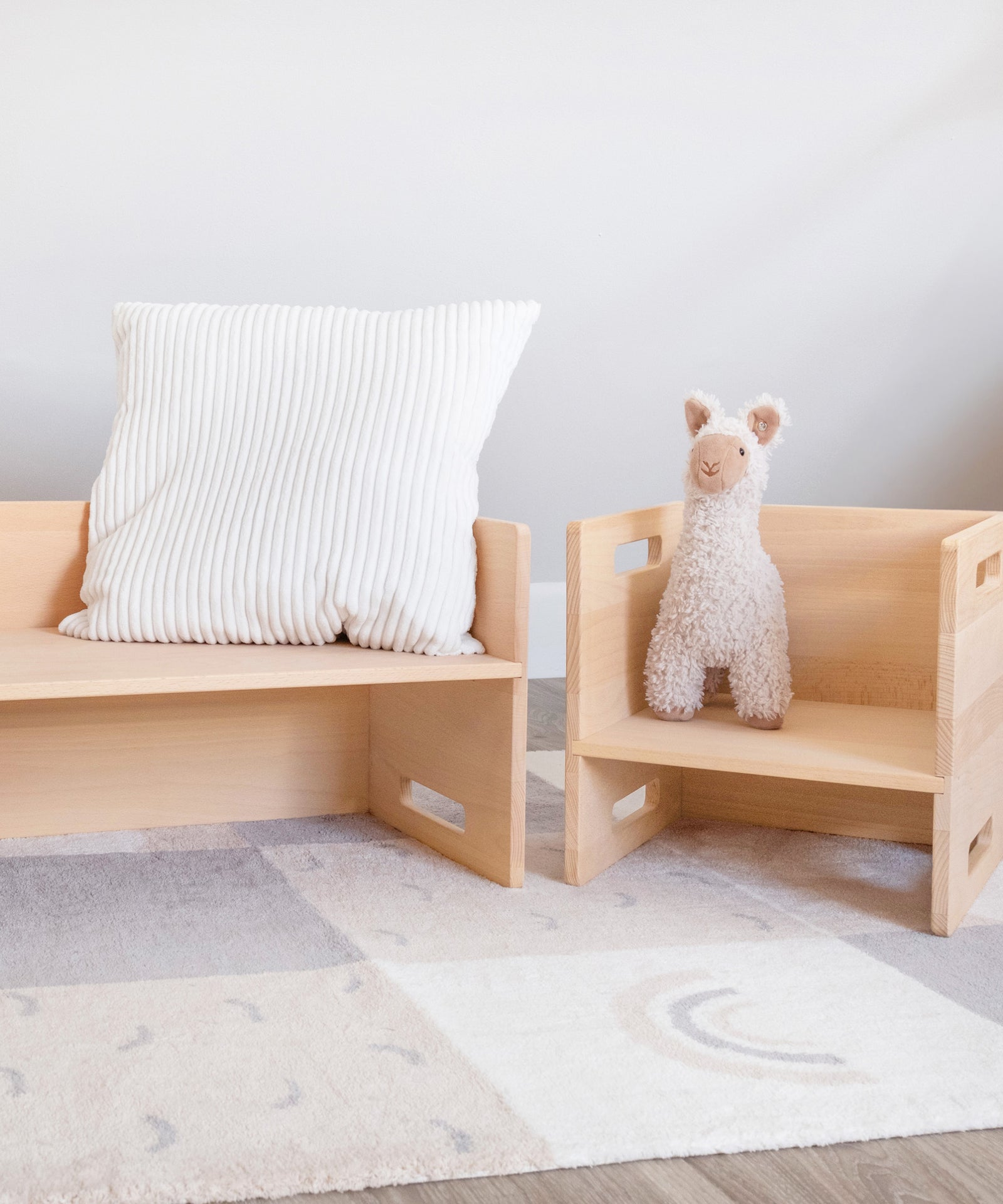 Hocker und Bank aus Buchenholz im Spielbereich eines Kinderzimmers.
