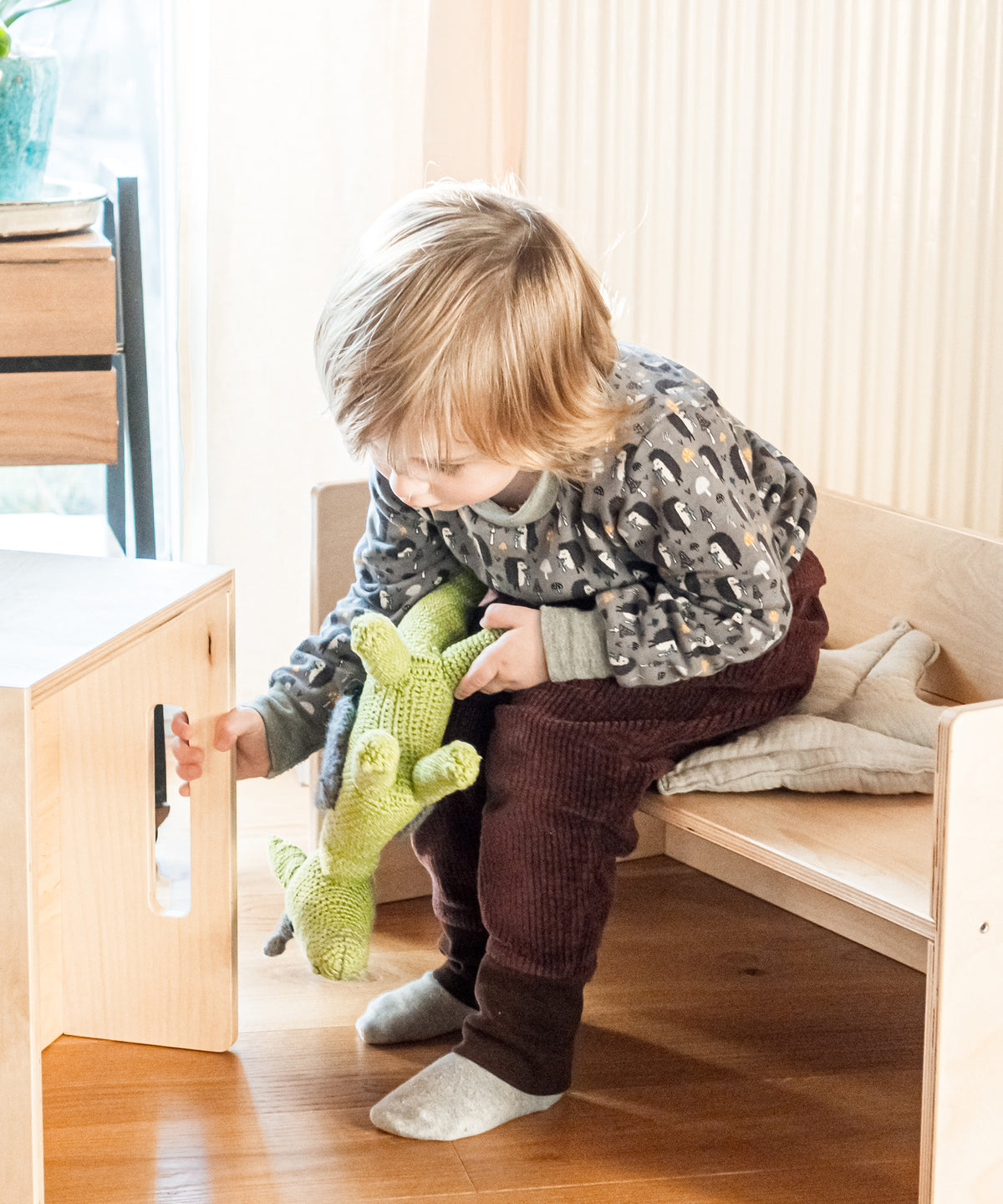 Multifunktionaler 2 in 1 Wendehocker und Wendebank aus Birke zum Spielen und eigenständigen Entdecken