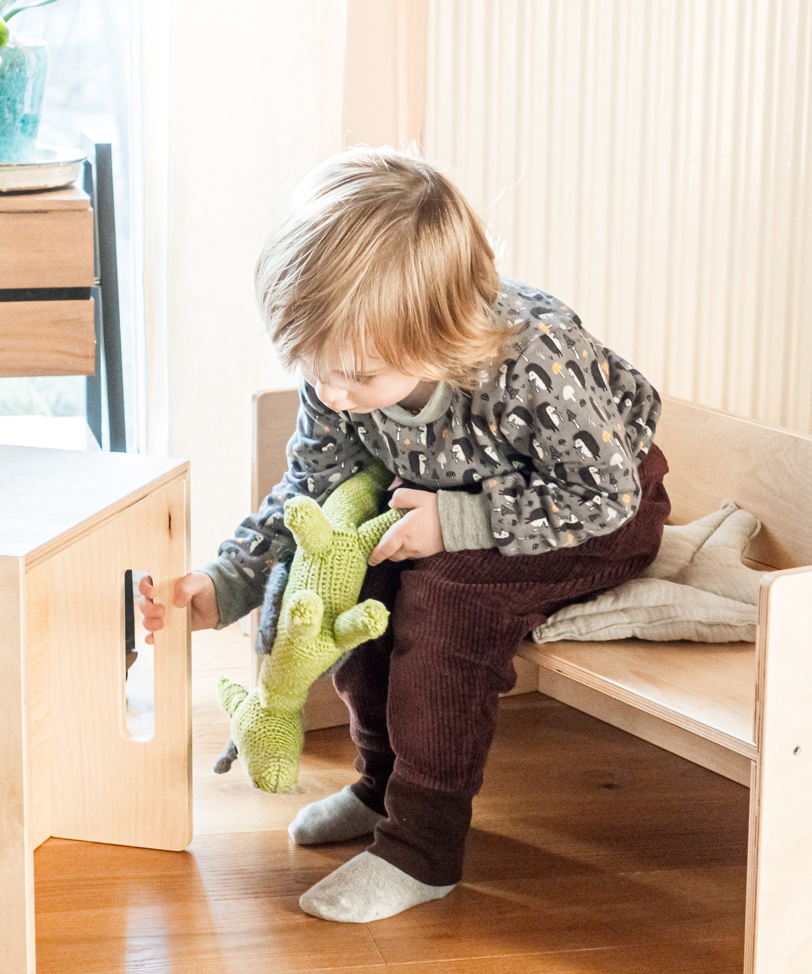 Multifunktionaler 2 in 1 Wendehocker und Wendebank aus Birke zum Spielen und eigenständigen Entdecken