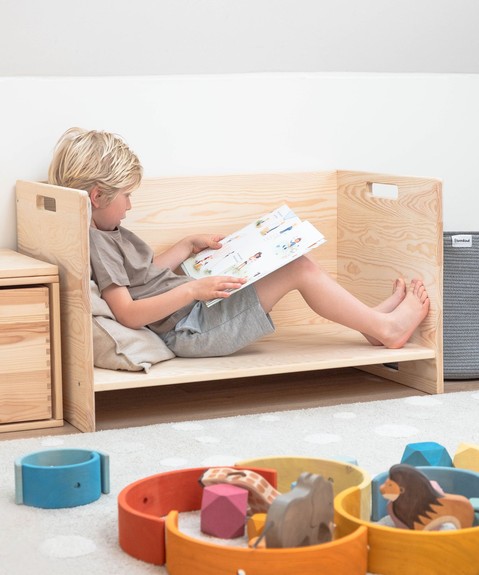 Im Handumdrehen gewendet*Der Tisch lässt sich im Handumdrehen zur Kinderbank verwandeln - ideal als Rückzugsort zum Lesen und Entspannen.|Die Platte des Wendetischs wurde nach unten verstellt und dient nun als Kinderbank.