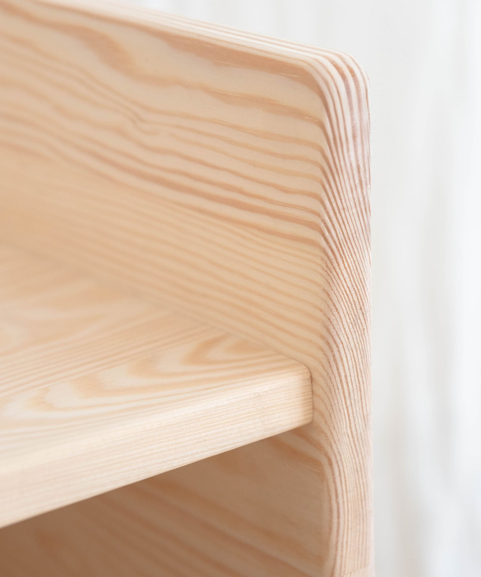 Nachhaltig & hochwertig*Die Wendemöbel sind aus hochwertigem, massivem und FSC® zertifiziertem Kiefernholz in Europa gefertigt.|Nahaufnahme von dem Kiefernholz.