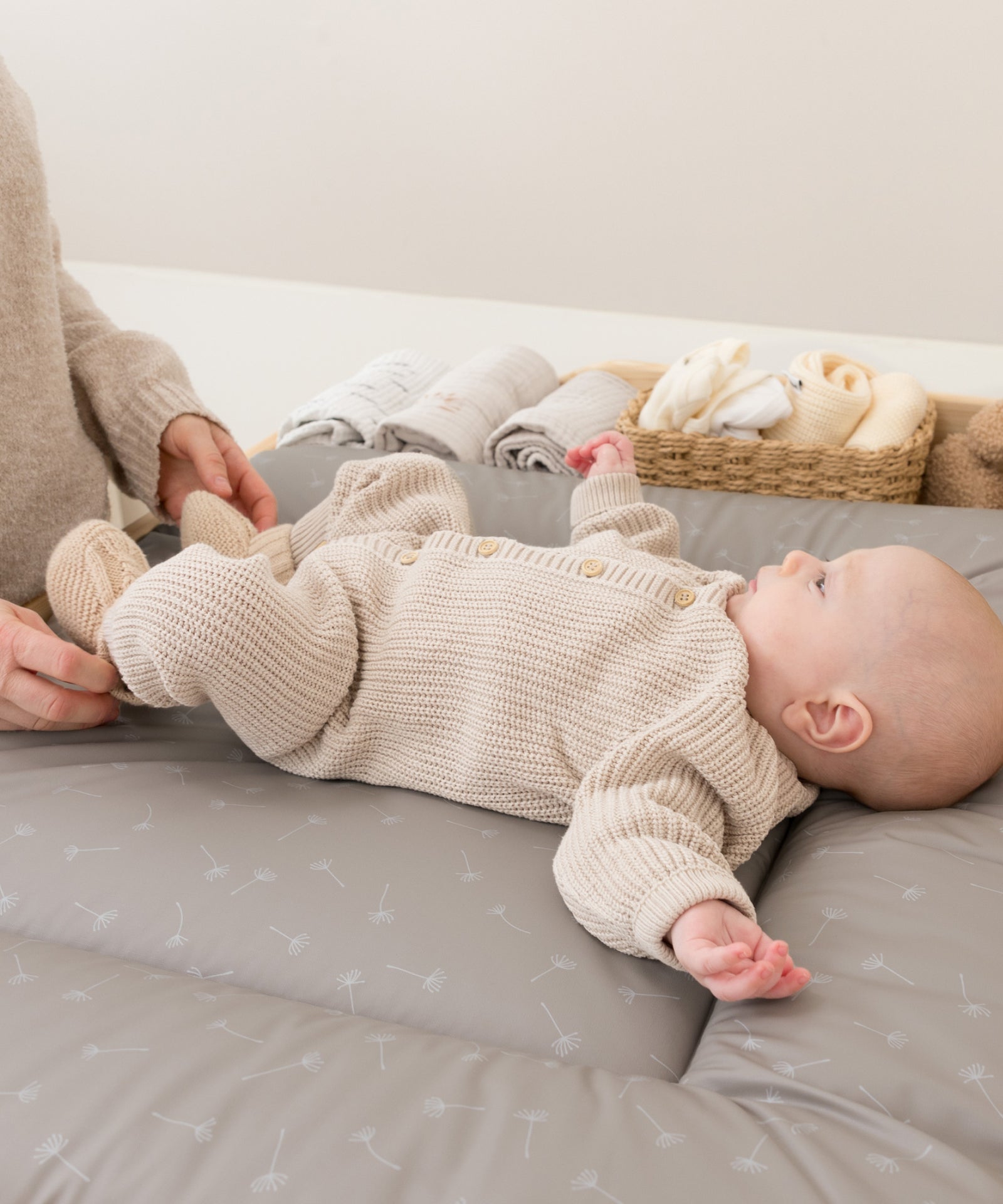 Wickelauflage mit weicher Wickelmulde für Babys