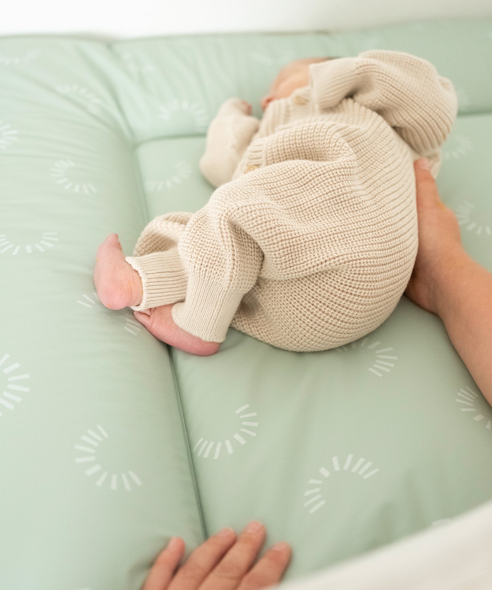 Nahaufnahme des Oberflächenmaterials der Wickelauflage abwaschbar 72x85 cm mit Baby.