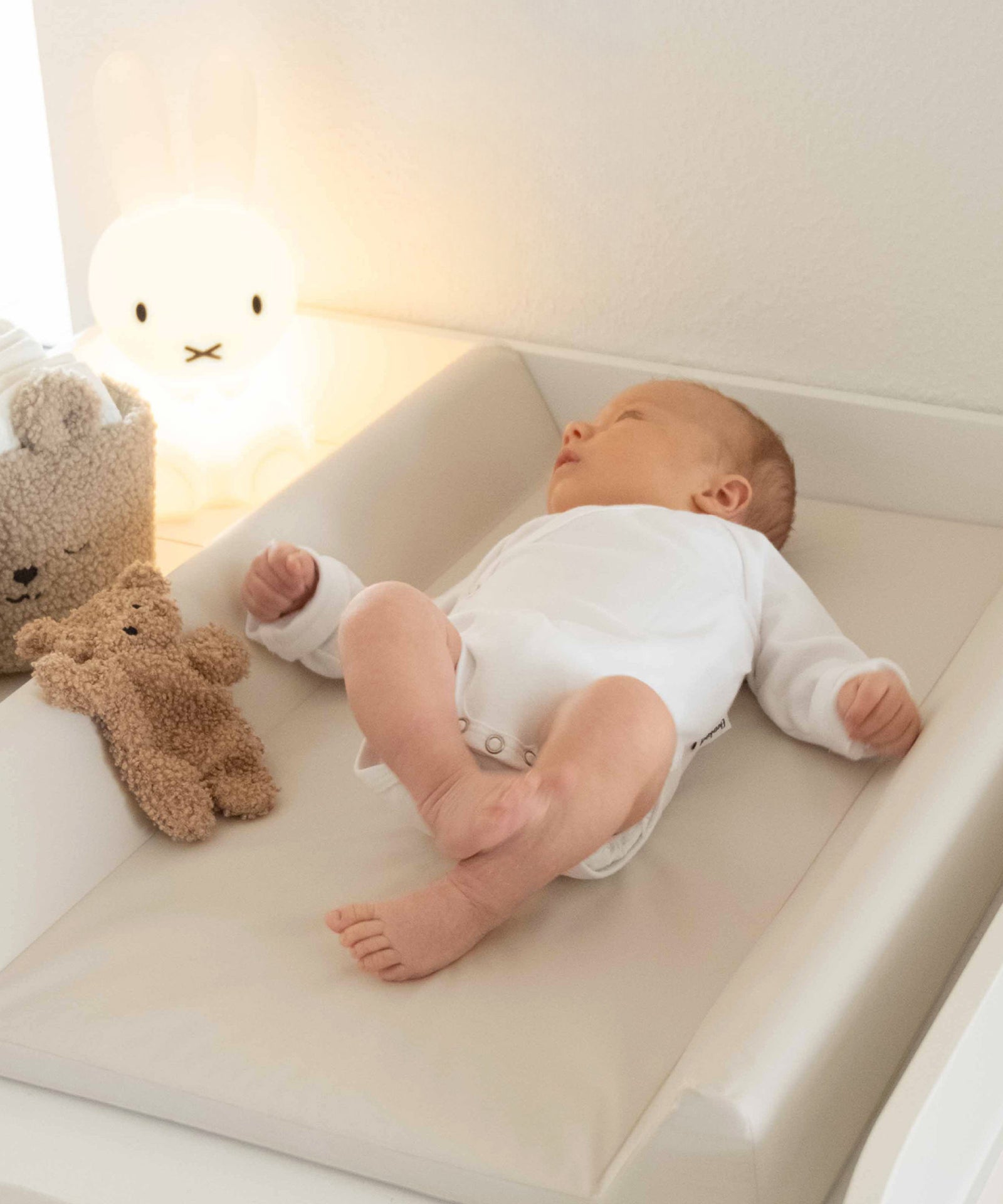 Sanft zur Haut*Die Auflage ist phthalatfrei, hygienisch und anti-allergisch – perfekt für die empfindliche Haut deines Babys.|