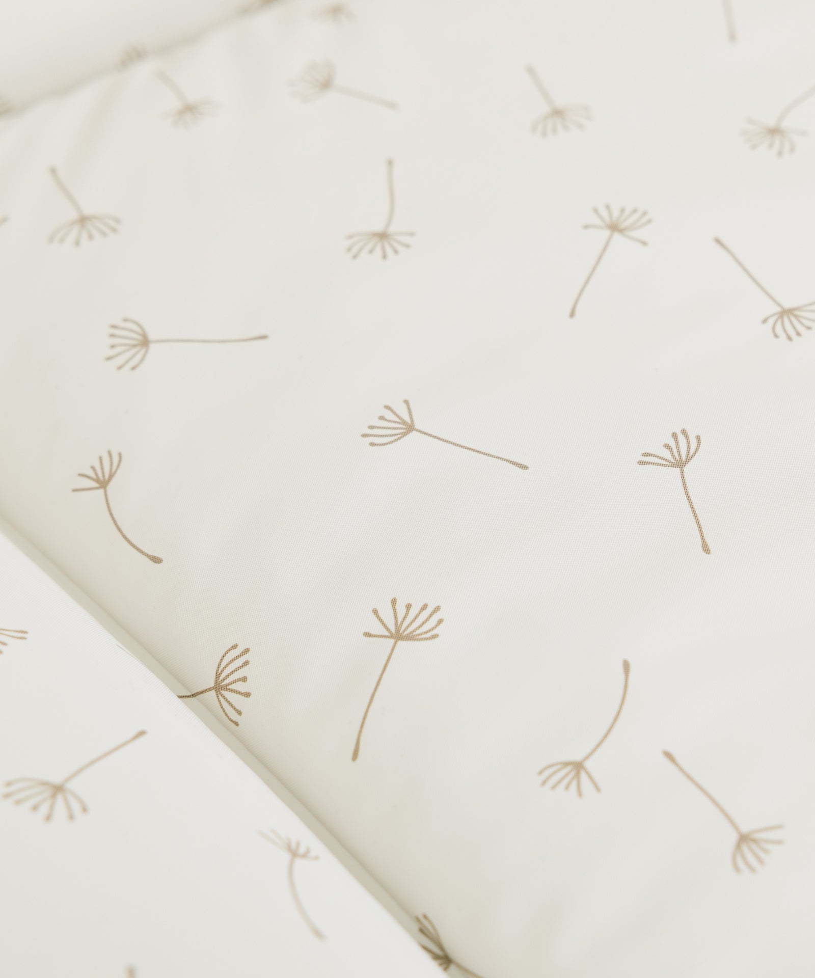 Detailaufnahme der Wickelauflage in der Farbe Beige Pusteblume.