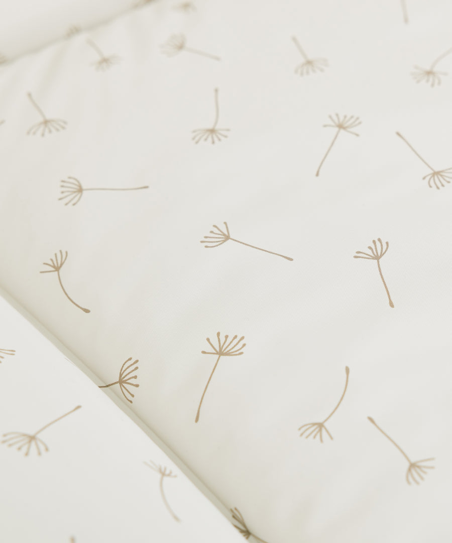 Detailaufnahme der Wickelauflage in der Farbe Beige Pusteblume.