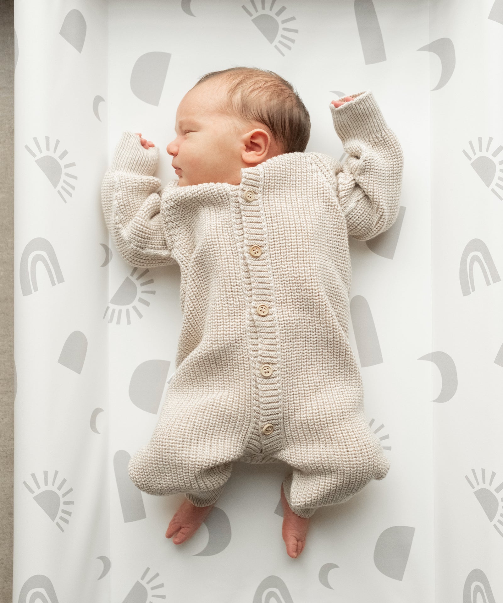 Sanft zur Haut*Die Auflage ist phthalatfrei, hygienisch und anti-allergisch - perfekt für die empfindliche Haut deines Babys.|Baby liegt auf Wickelunterlage mit Keil 50x70 cm.