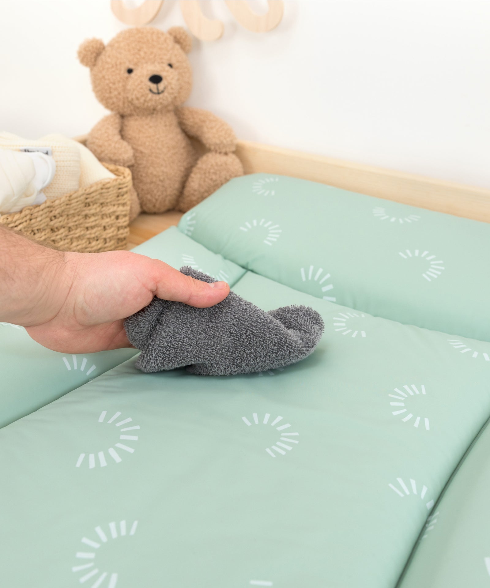 Leicht zu reinigen*Die Auflage kann mit lauwarmem Wasser feucht abgewischt und somit unkompliziert von Verunreinigungen befreit werden.| Wasserdichte Wickelauflage mit pflegeleichter Oberfläche