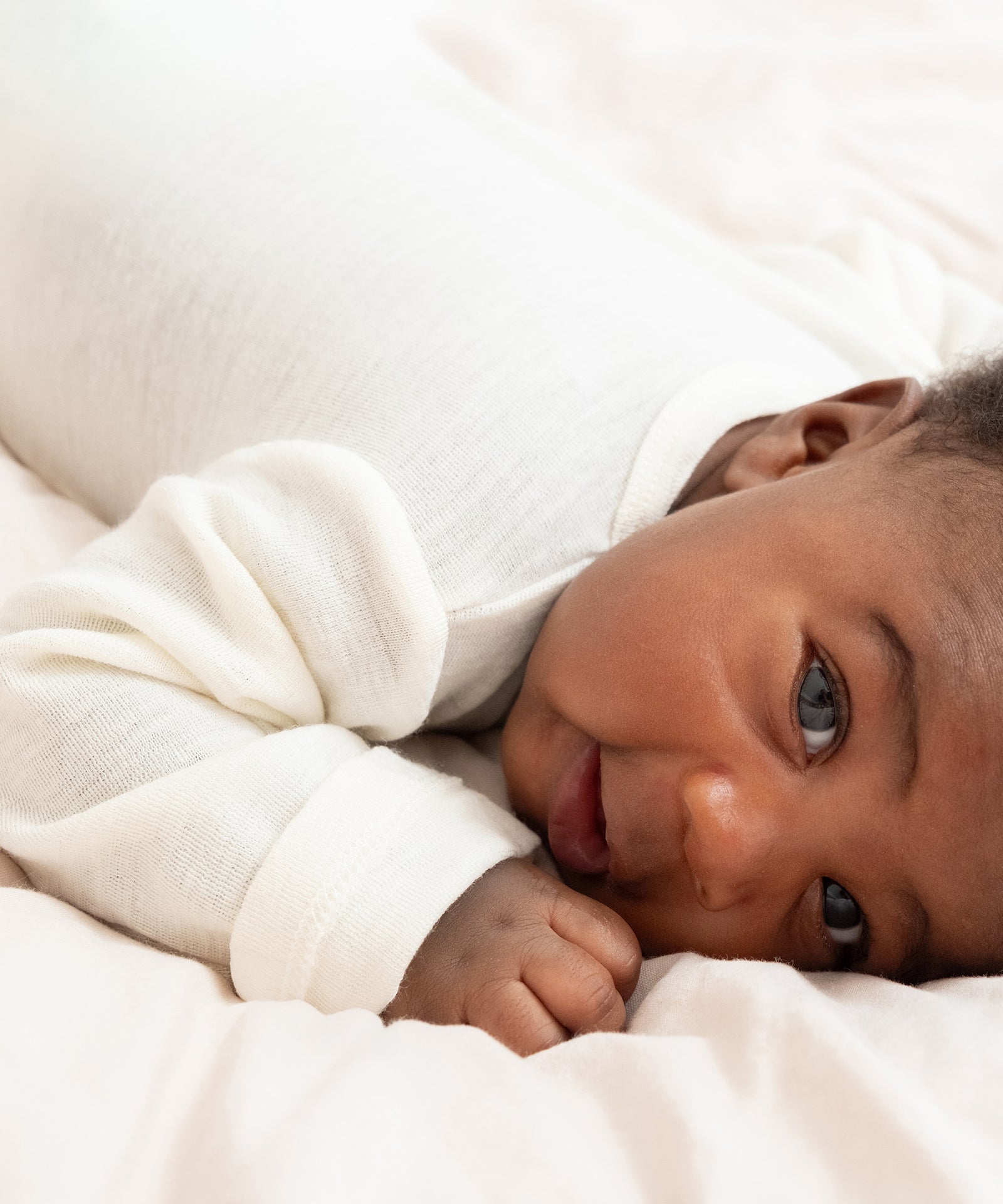 Fein, elastisch & weich*Die besonders feine und dünne Merinowolle ist sehr weich auf der Haut und trägt zu einem hohen Tragekomfort bei.|Baby mit Merinowolle-Body.