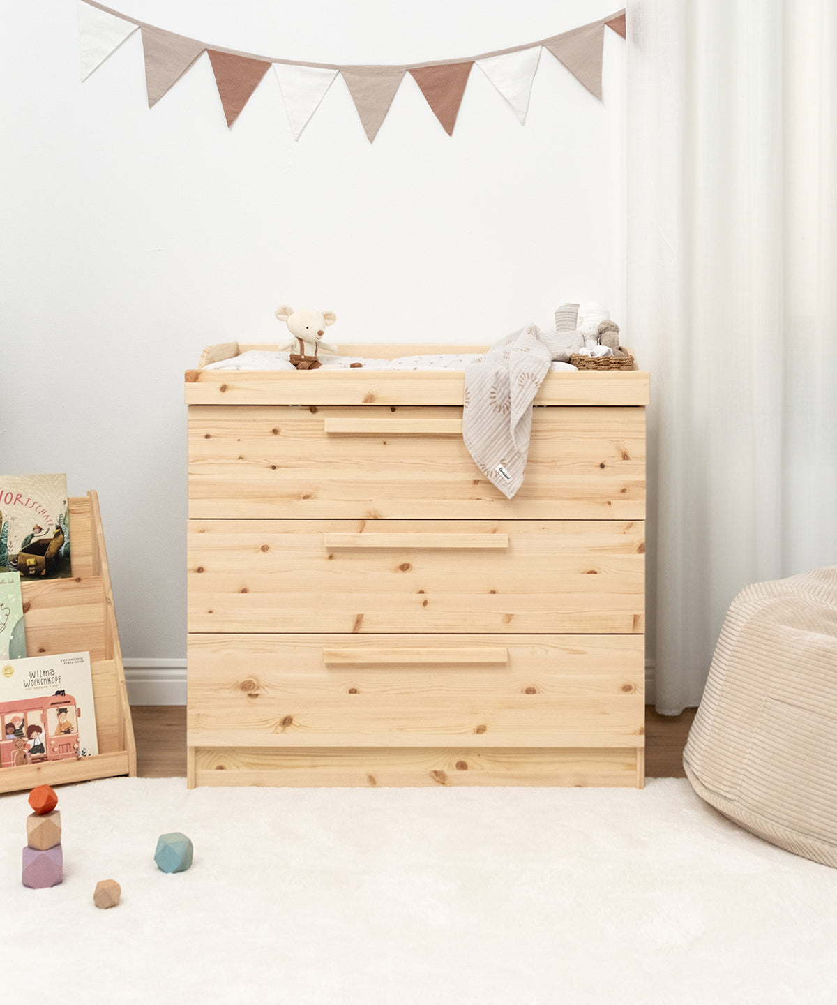 Design by Ehrenkind*In Deutschland designt, gefertigt in Europa. Für Familien, die natürliche Materialien und Qualität lieben.| Die Linia Wickelkommode aus Kiefer zeigt hochwertiges Ehrenkind Design.