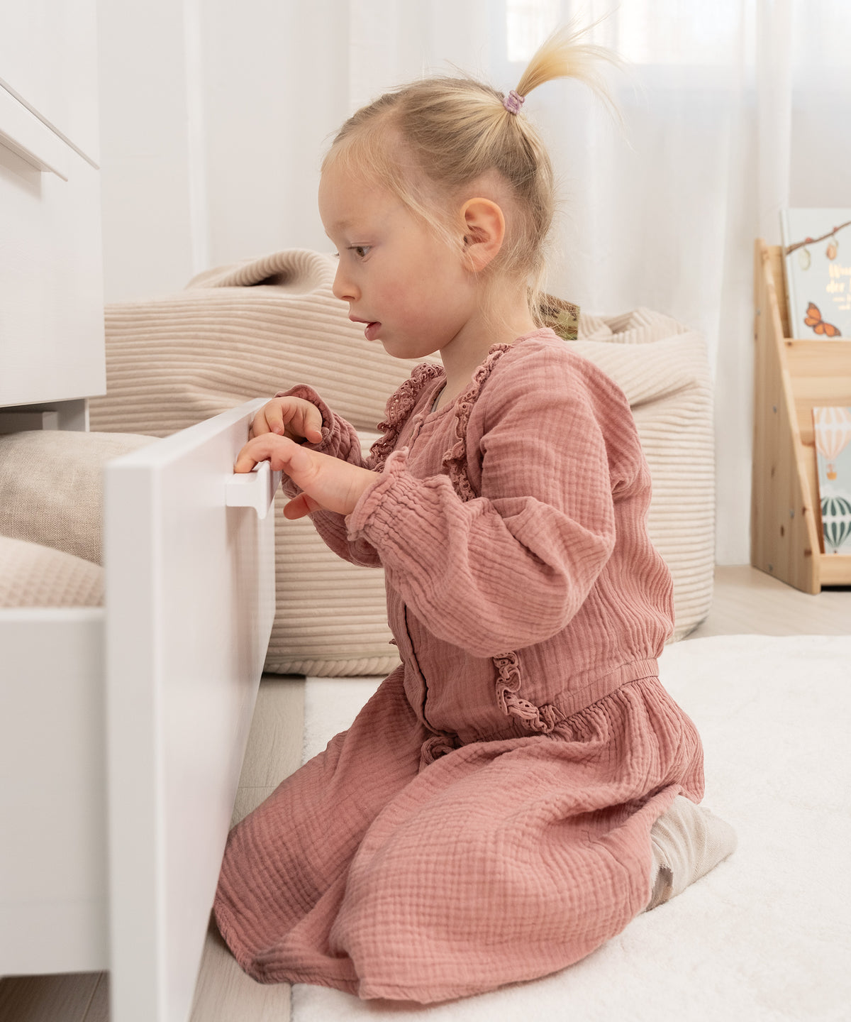 Geräumige Schubladen bieten Platz für Windeln, Kleidung und Pflegeprodukte, alles gut erreichbar.