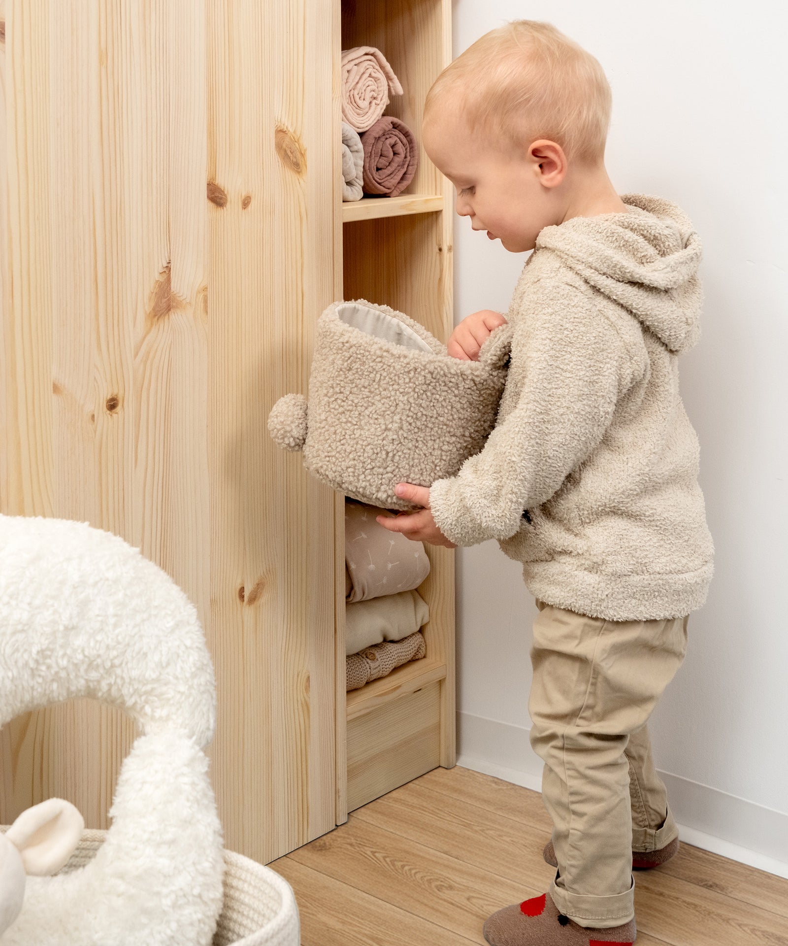 Stauraum clever genutzt*Das optionale Regal hinter der Kommode schafft Platz, wo sonst keiner ist. Für Windeln, Pflegeprodukte u.v.m.| Kind räumt Produkte in das Regal selbstständig ein.