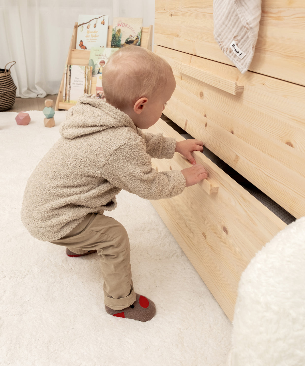 Soft-Close-System*Dank Soft-Close schließen die Schubladen leise. Lange Griffe (40 cm) ermöglichen ergonomisches Greifen - auch für kleine Hände.| Kind öffnet die Schublade selbstständig.