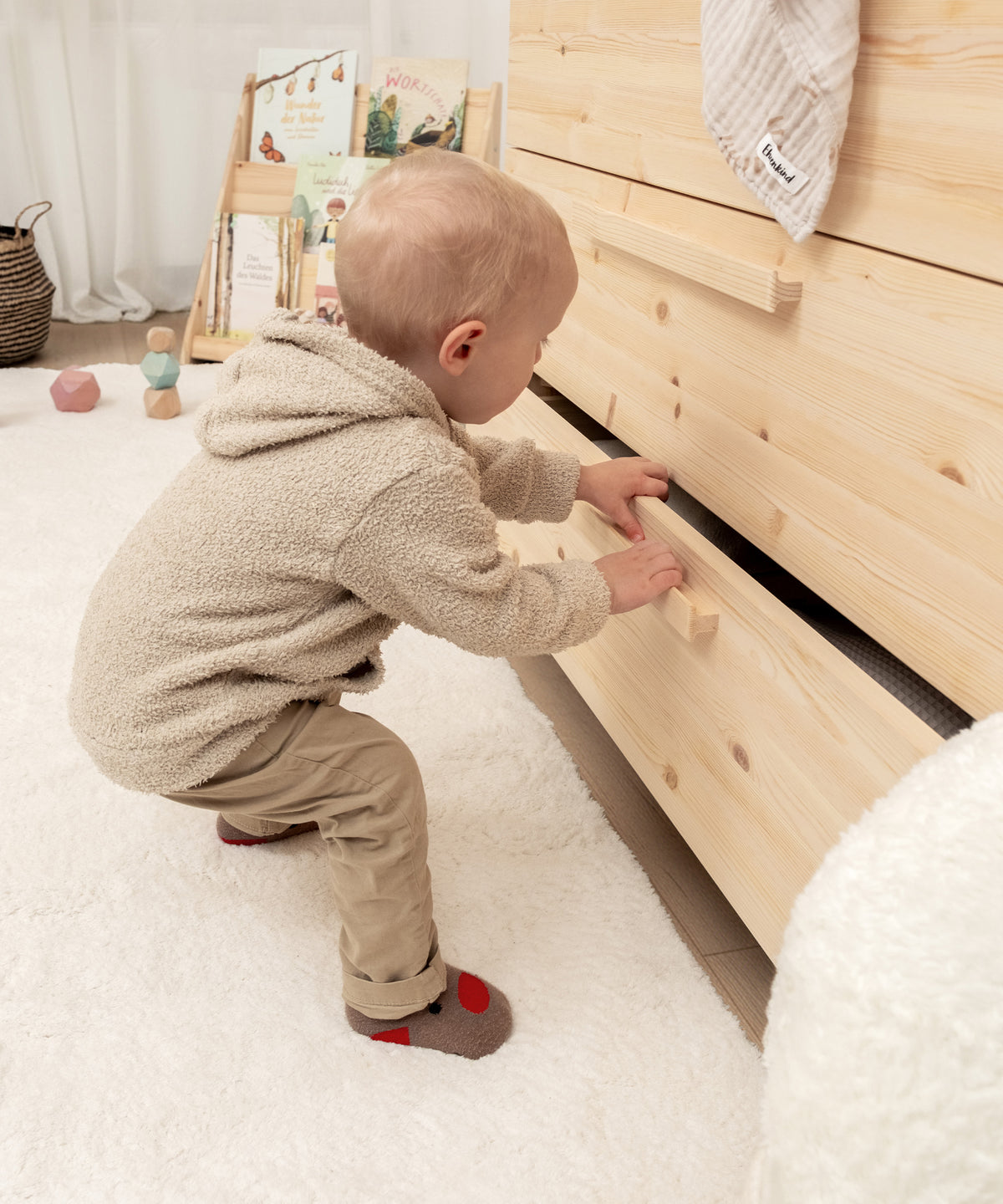 Soft-Close-System*Dank Soft-Close schließen die Schubladen leise. Lange Griffe ermöglichen ergonomisches Greifen - auch für kleine Hände.| Kind öffnet die Schublade selbstständig.